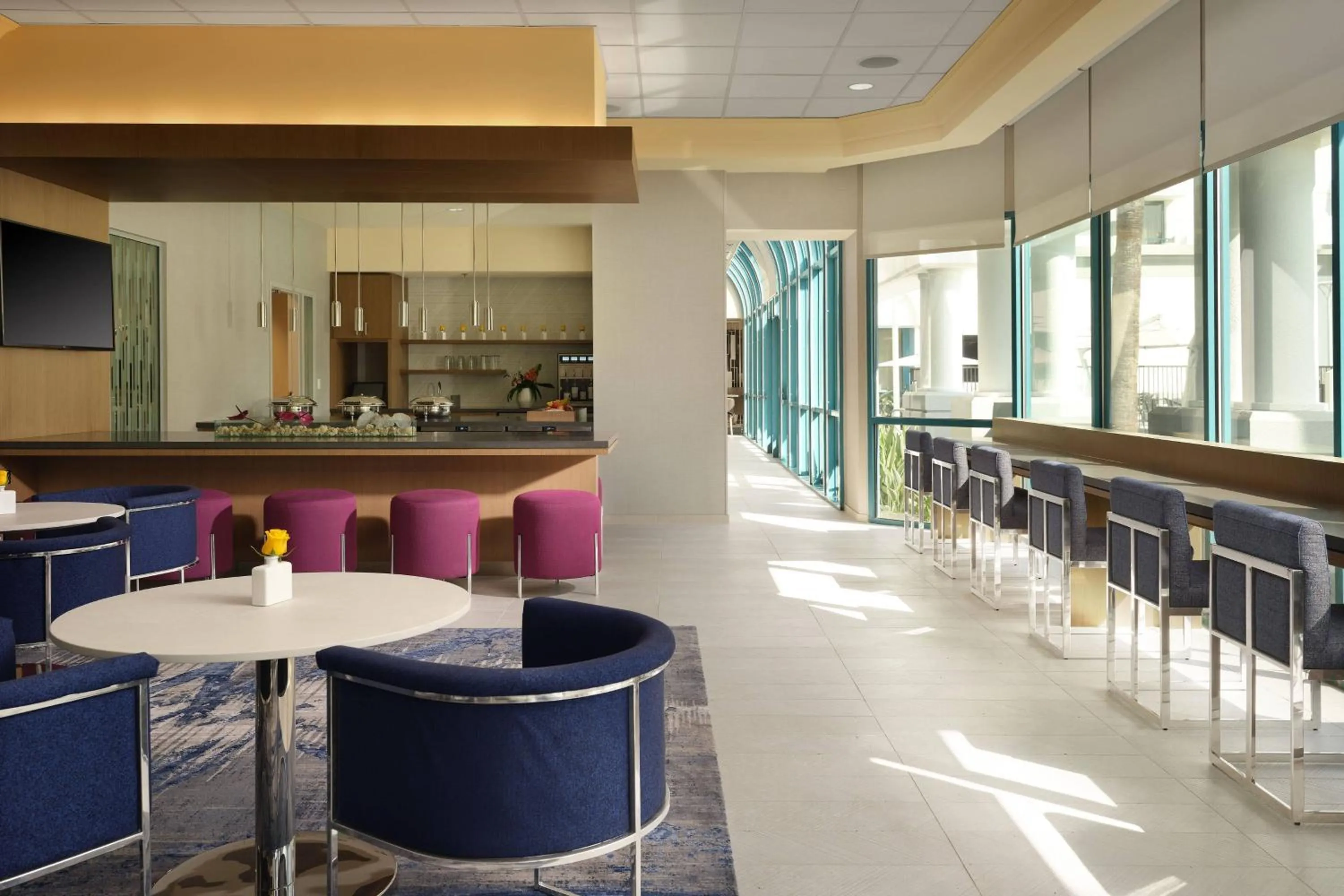 Lounge or bar in Costa Mesa Marriott