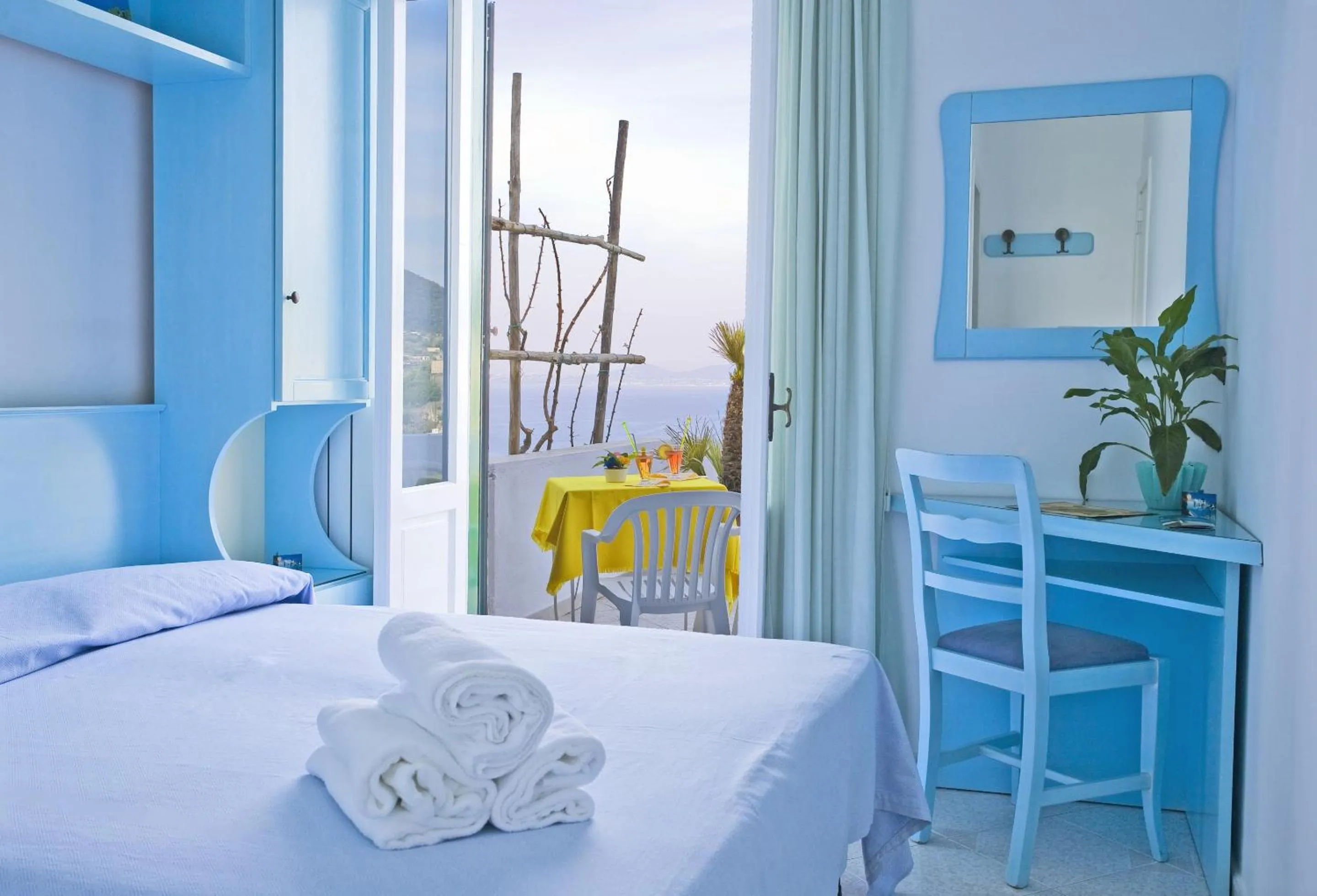 Photo of the whole room, Bed in Hotel Villa D'Orta