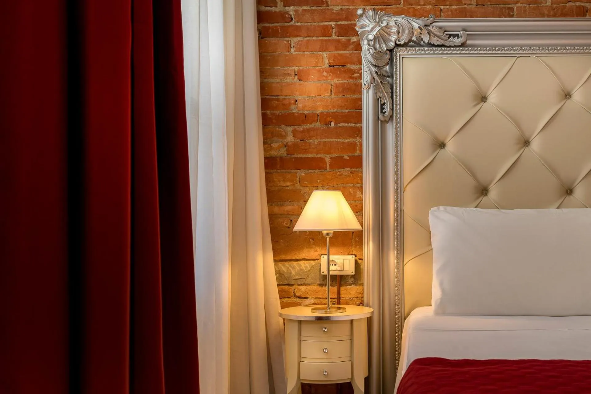 Decorative detail, Bed in Residenza Conte di Cavour & Rooftop - dBe Hotels