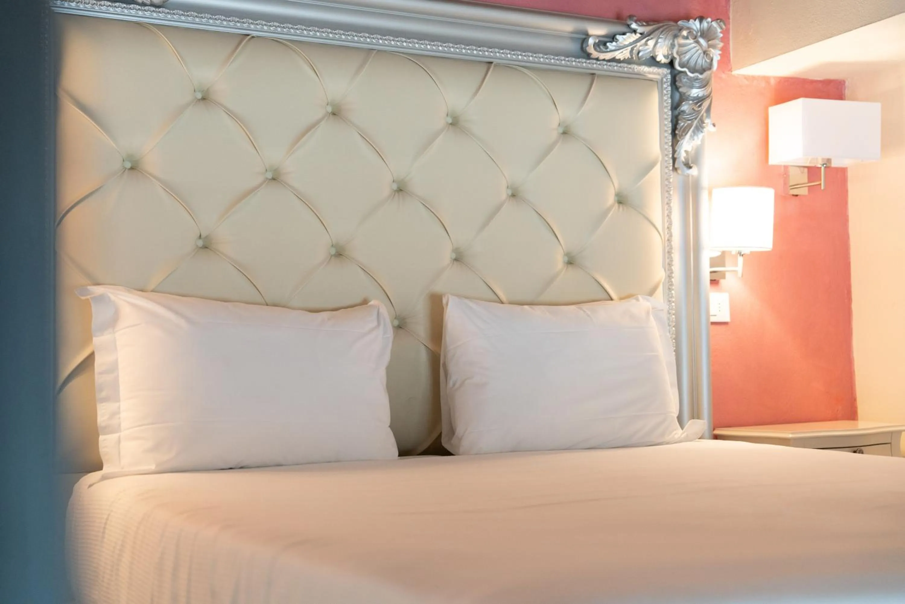 Decorative detail, Bed in Residenza Conte di Cavour & Rooftop - dBe Hotels
