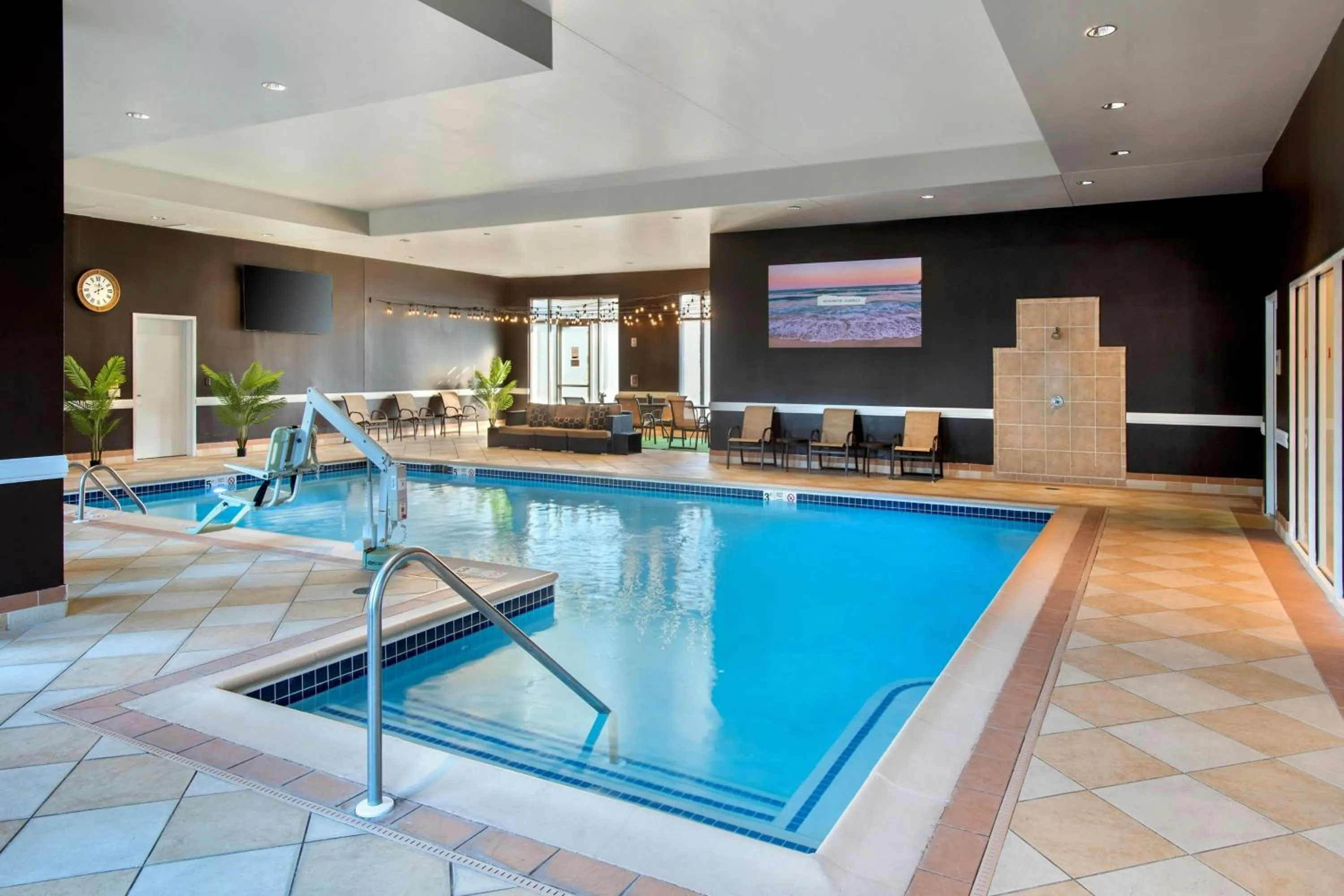 Swimming pool in Bridgewater Marriott