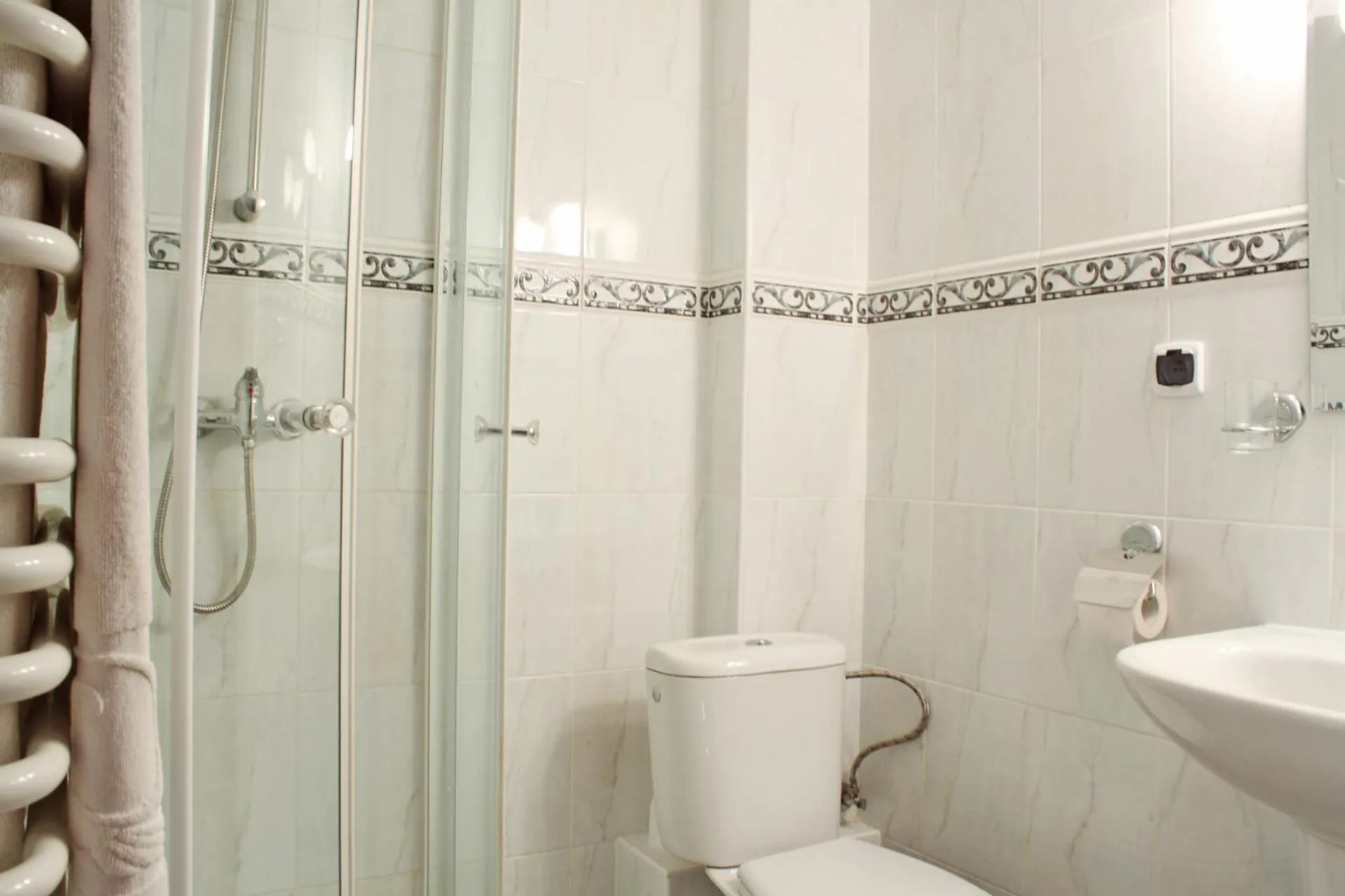 Shower in Motel Duet