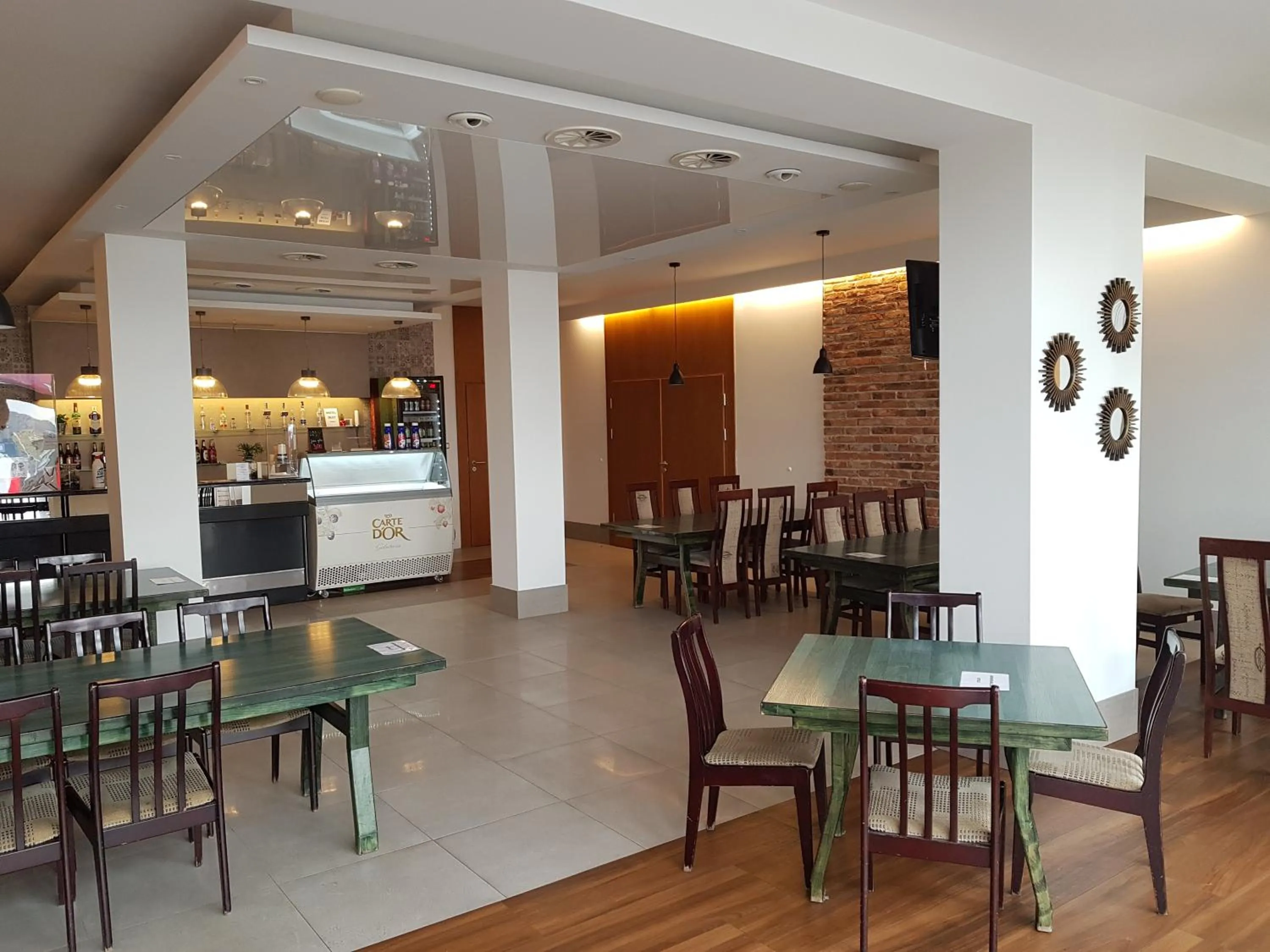 Restaurant/places to eat in Motel Duet