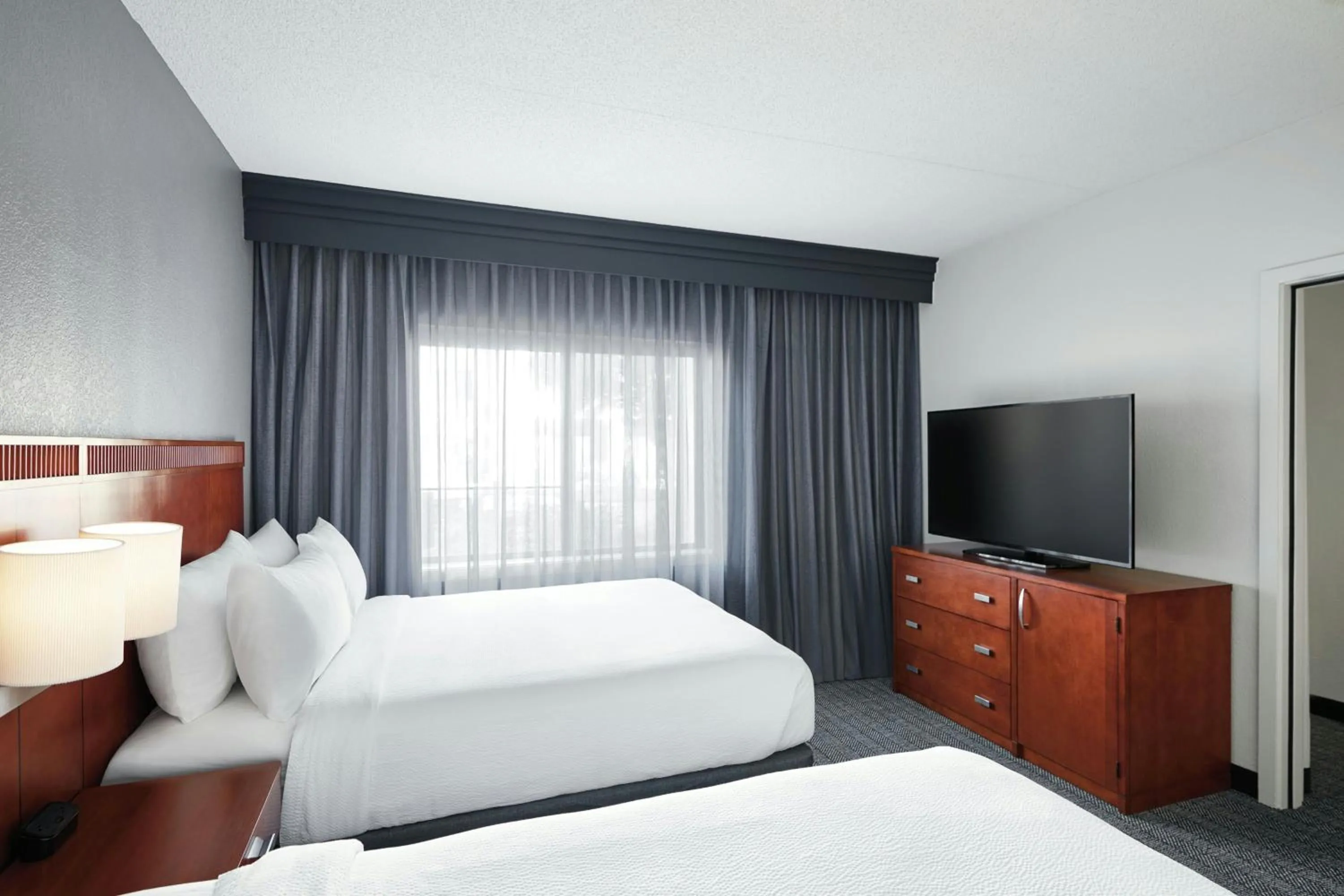 Photo of the whole room, Bed in Courtyard St. Louis Westport Plaza