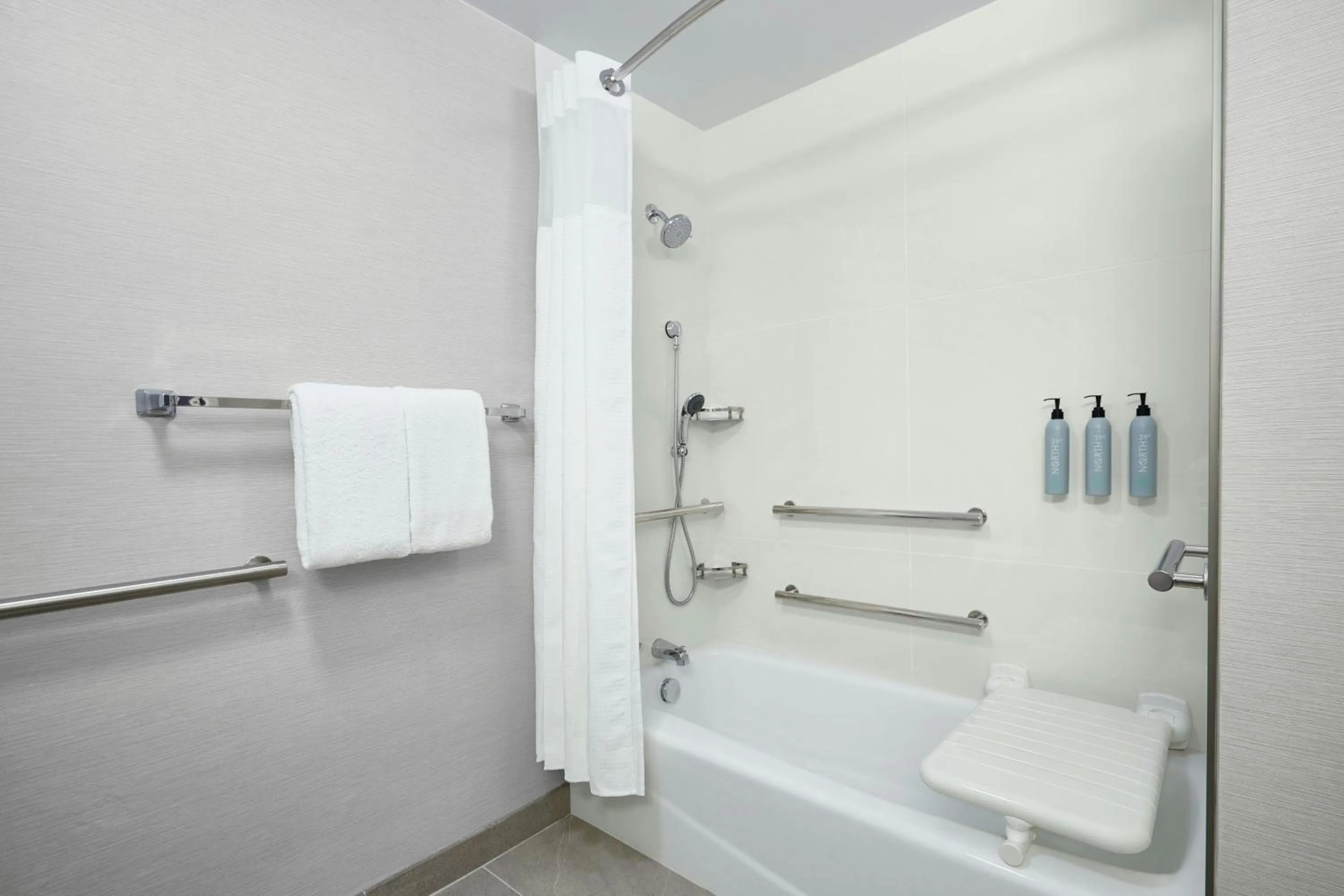 Bathroom in Courtyard St. Louis Westport Plaza