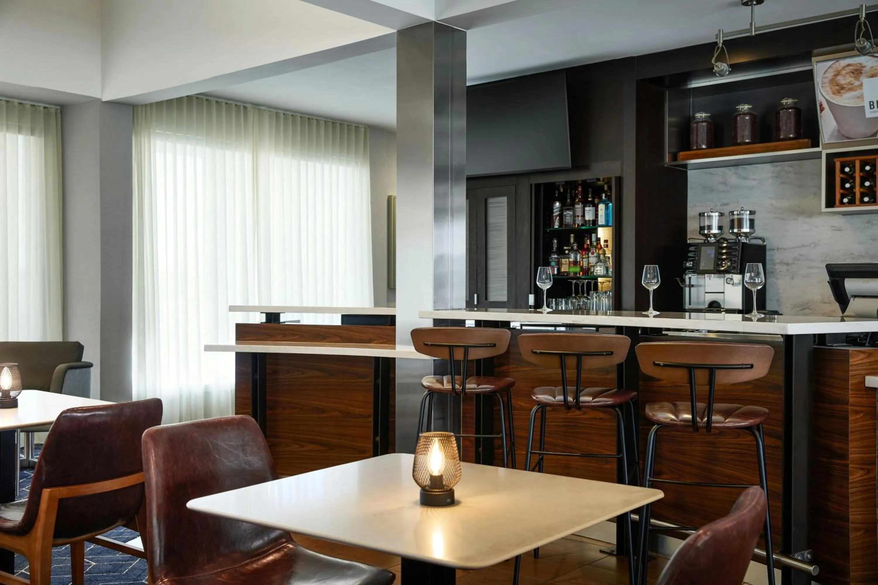 Restaurant/places to eat in Courtyard St. Louis Westport Plaza