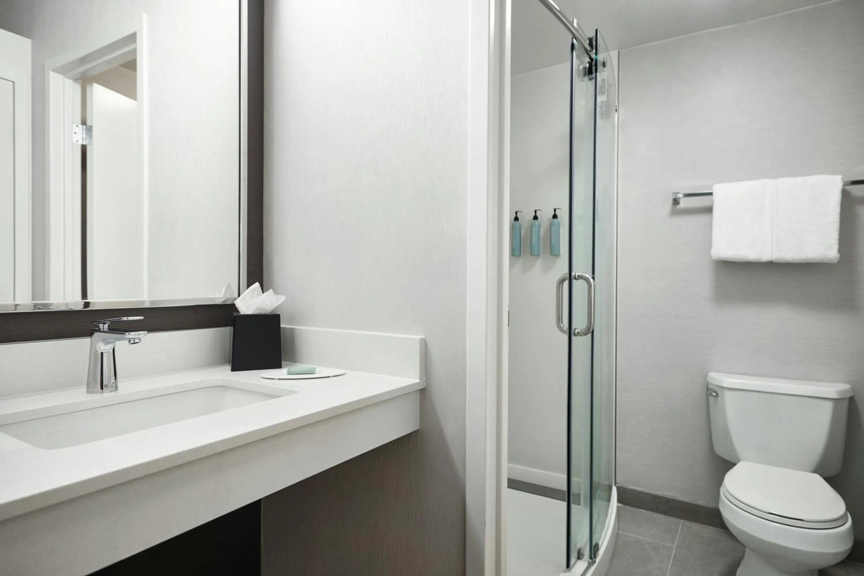 Bathroom in Courtyard St. Louis Westport Plaza