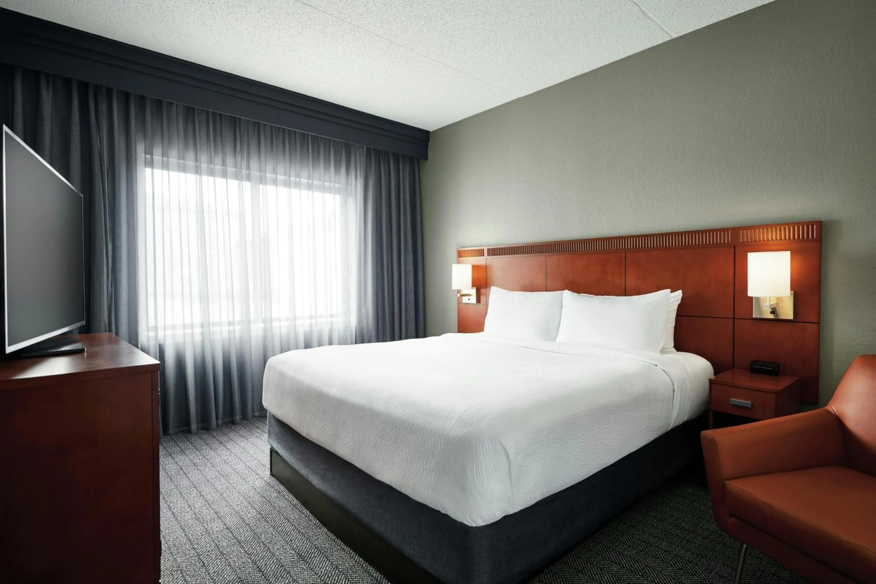 Photo of the whole room, Bed in Courtyard St. Louis Westport Plaza