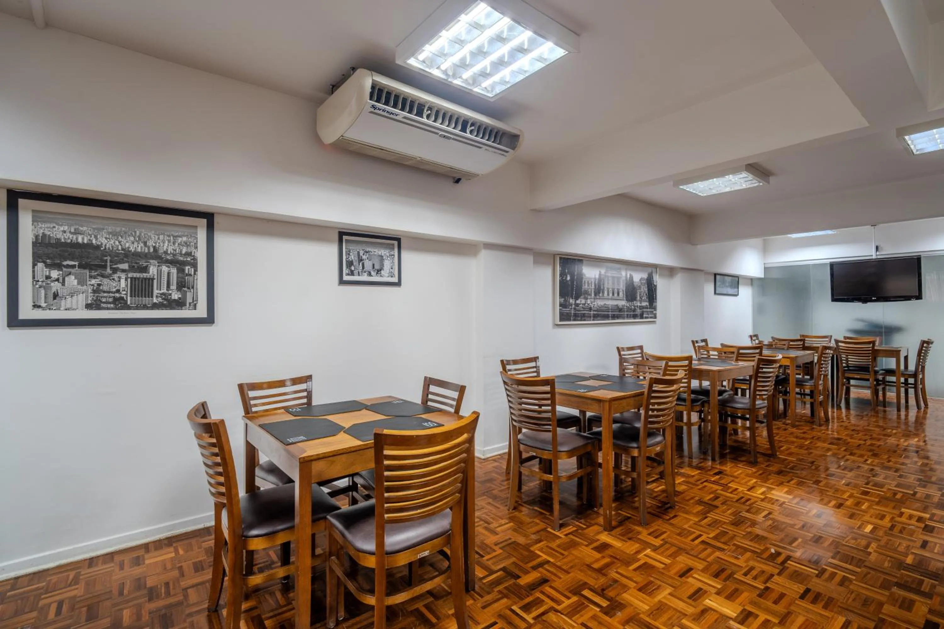 Restaurant/places to eat in 155 Hotel