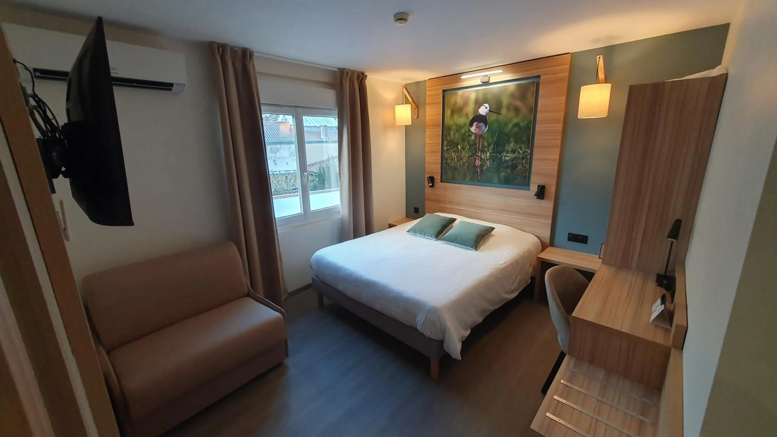 Bed in Logis Hôtel - Les Pasteliers