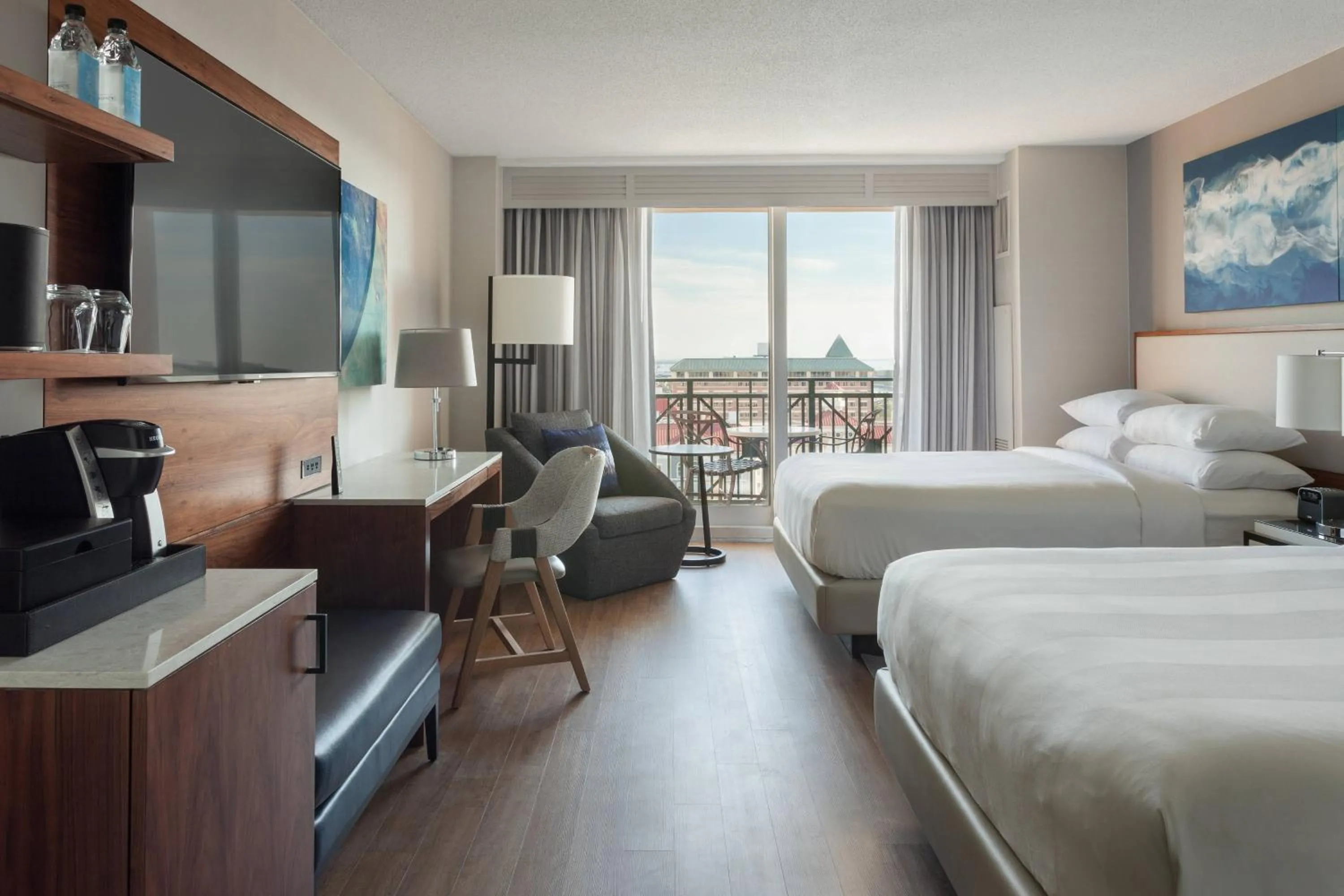 Photo of the whole room, Bed in Tampa Marriott Water Street