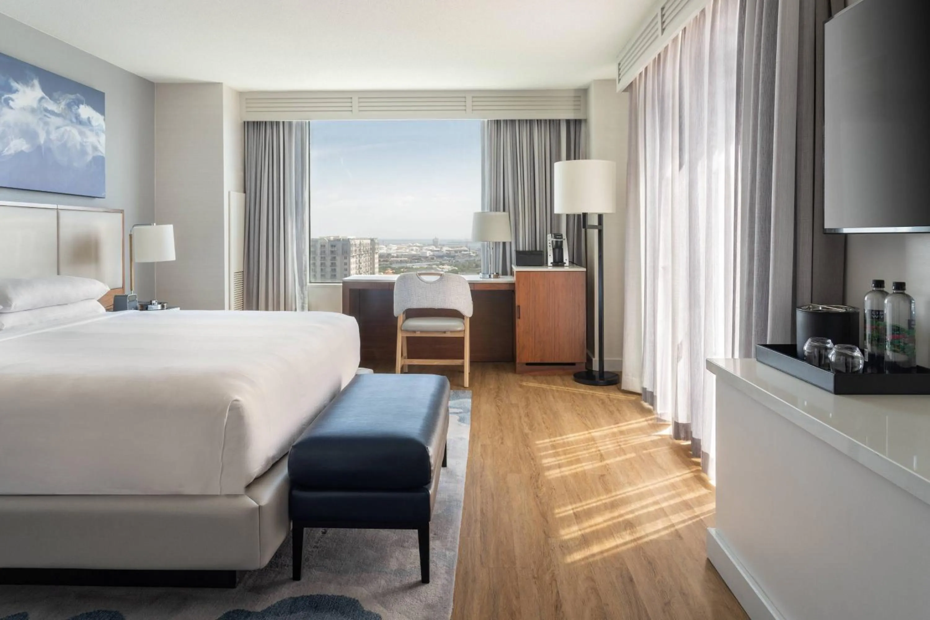 Photo of the whole room, Bed in Tampa Marriott Water Street