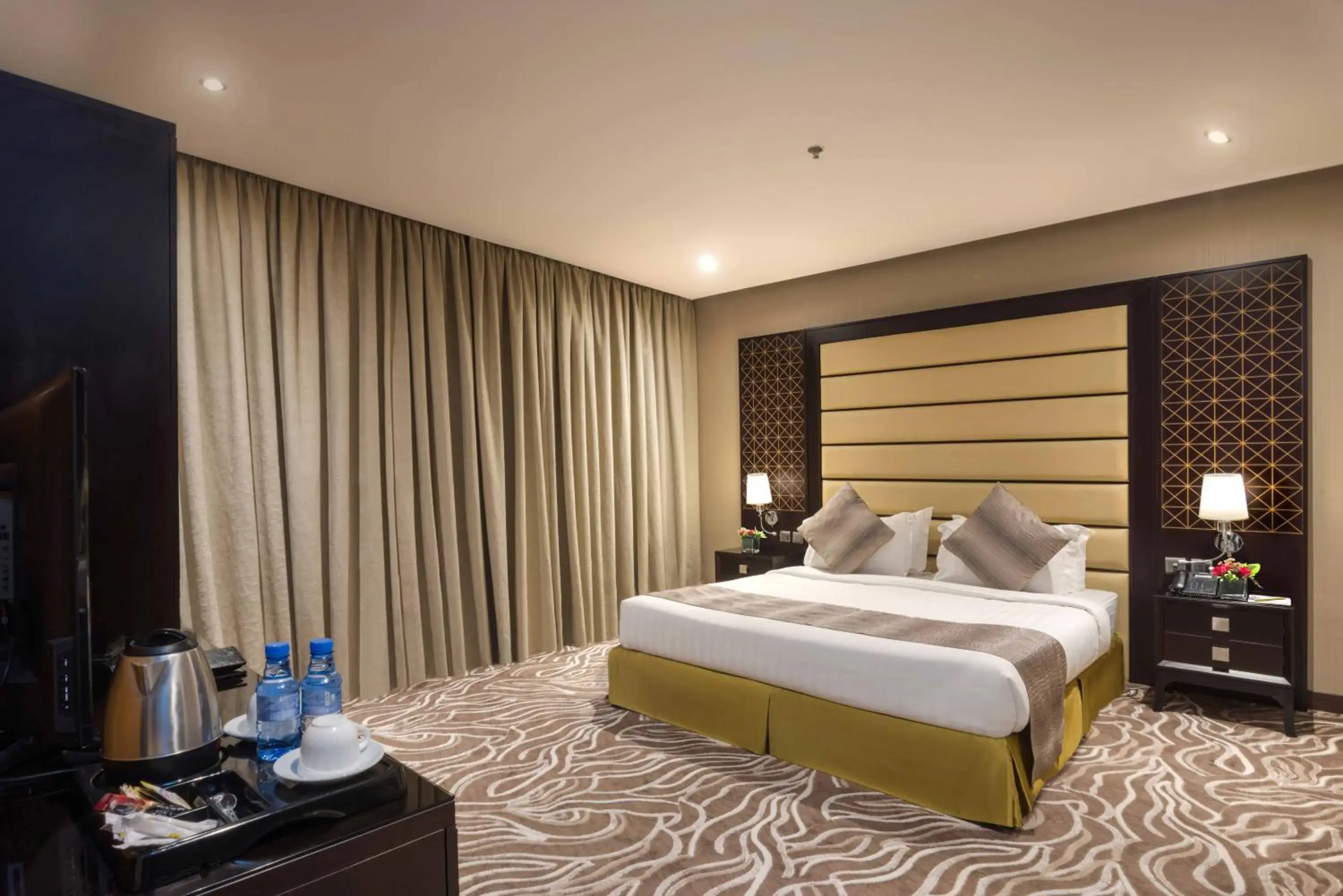 Coffee/tea facilities, Bed in Naviti Warwick Al Khobar Coffee/tea facilities, Bed in Naviti Warwick Al Khobar