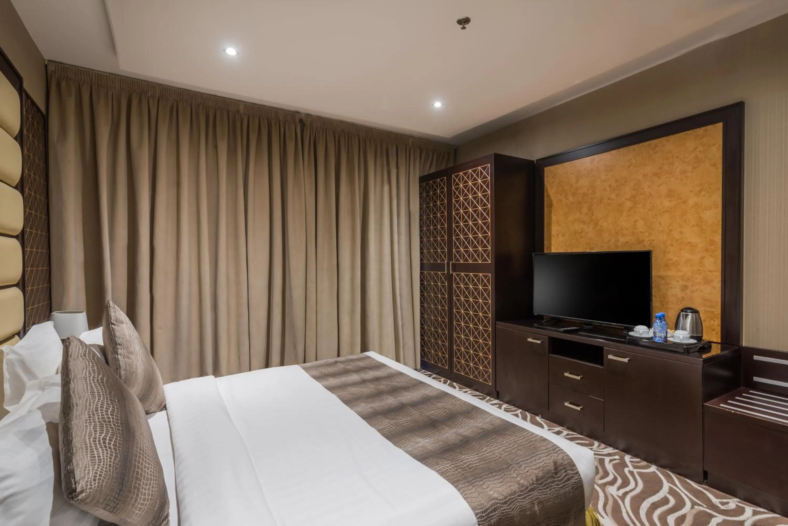 Photo of the whole room, Bed in Naviti Warwick Al Khobar