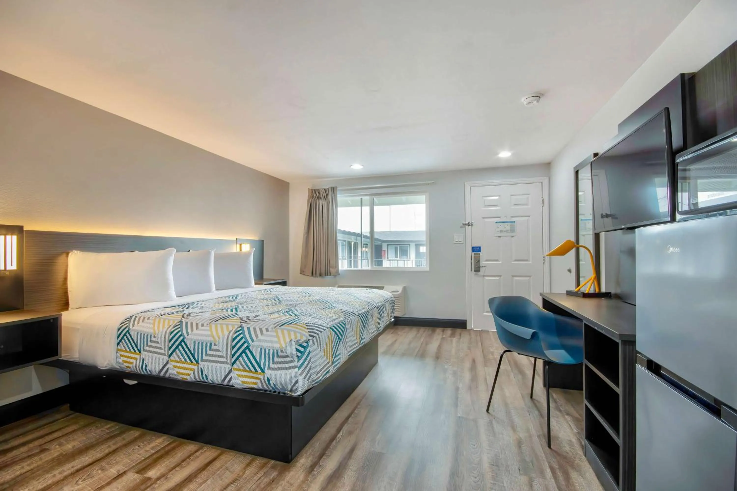 Bedroom, Bed in Studio 6 Eureka CA Old Town