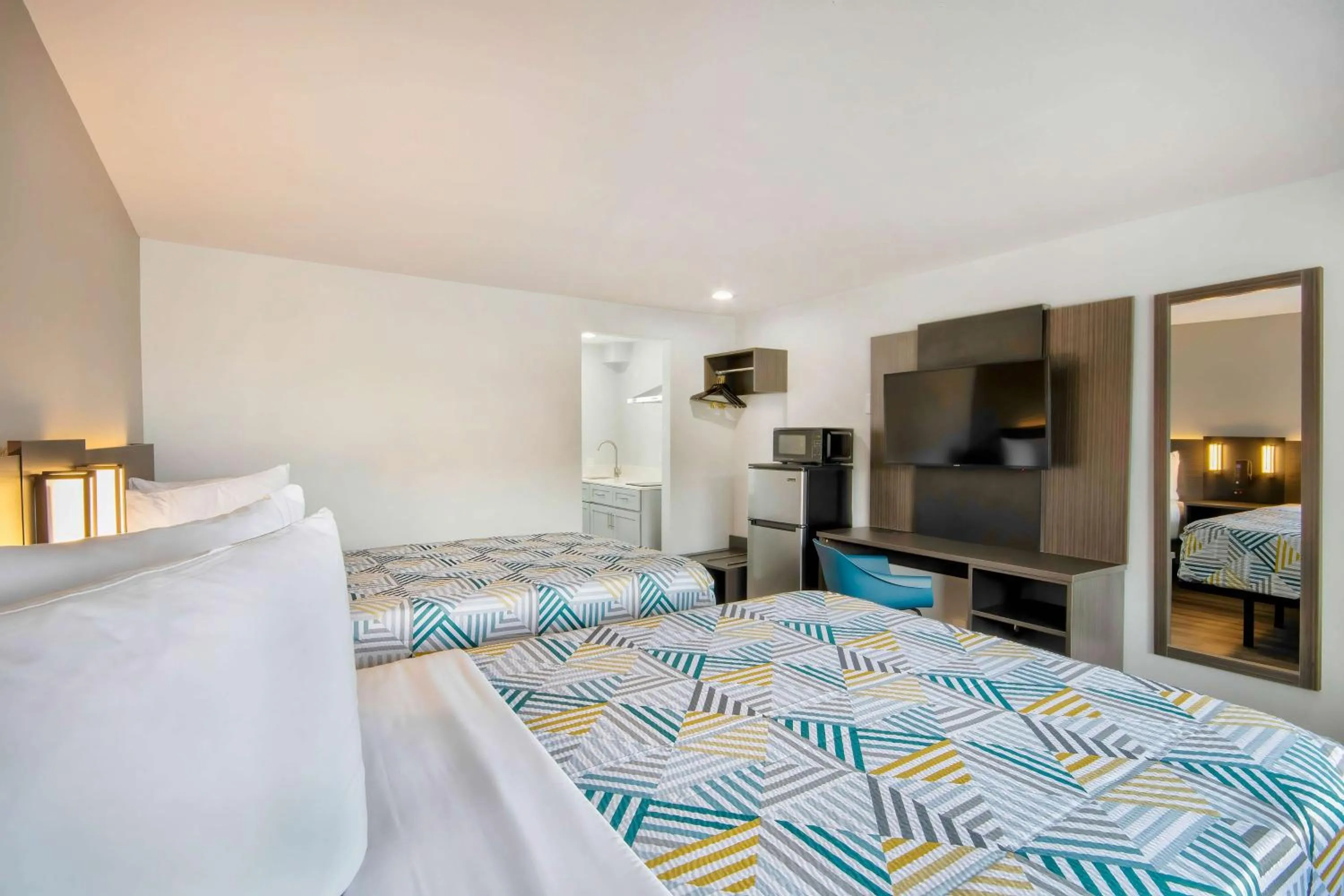 Bedroom, Bed in Studio 6 Eureka CA Old Town