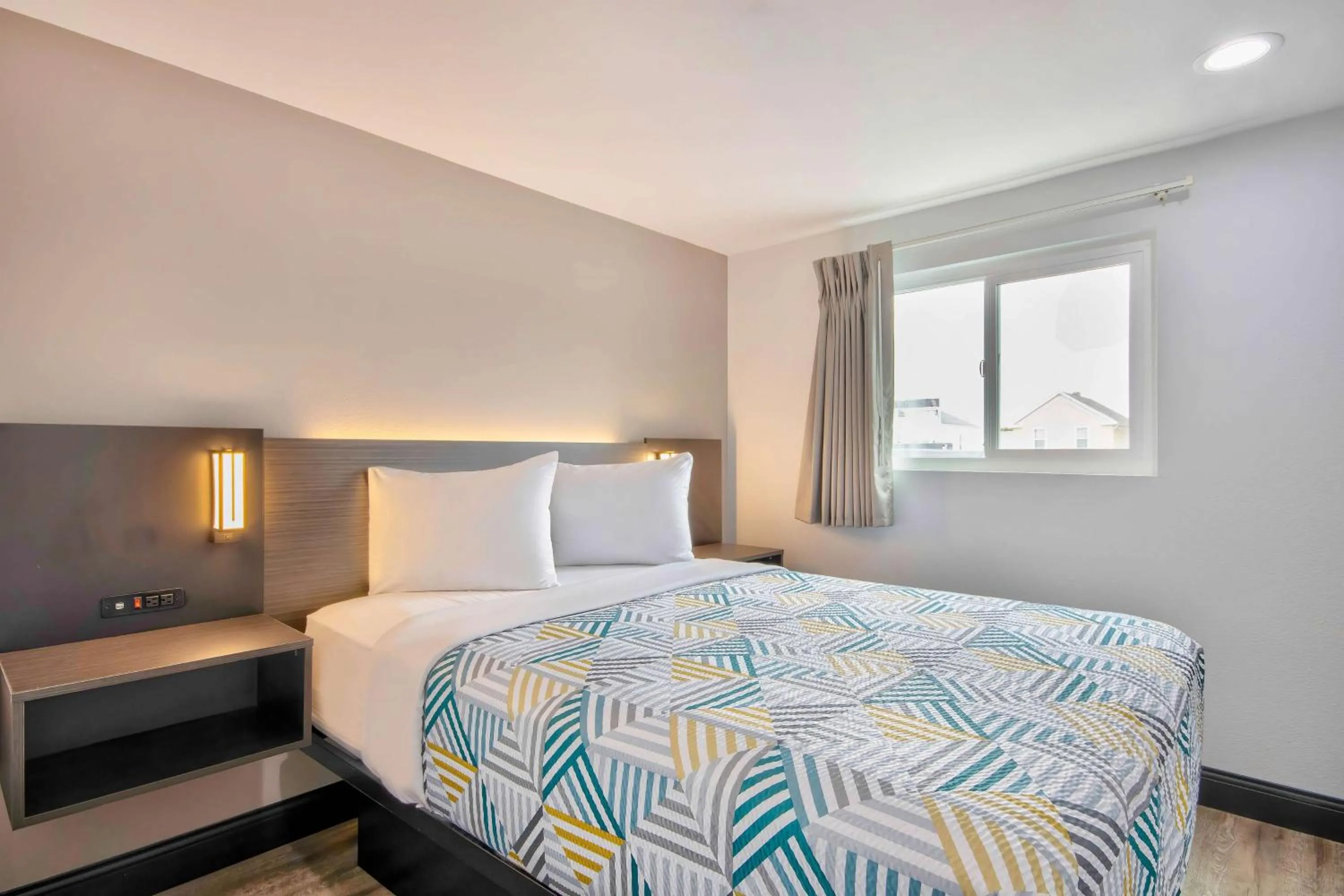 Bedroom, Bed in Studio 6 Eureka CA Old Town