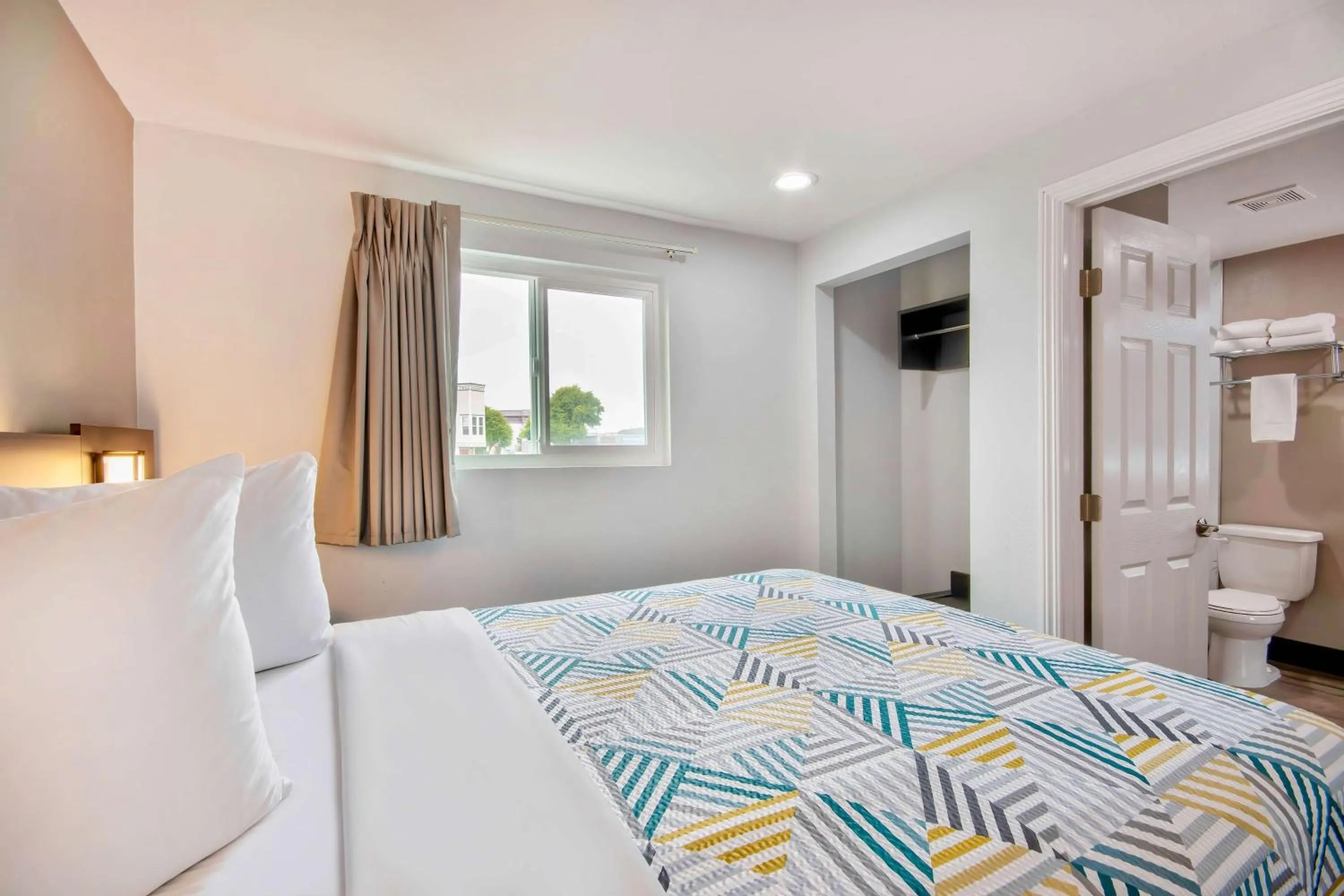 Bedroom, Bed in Studio 6 Eureka CA Old Town