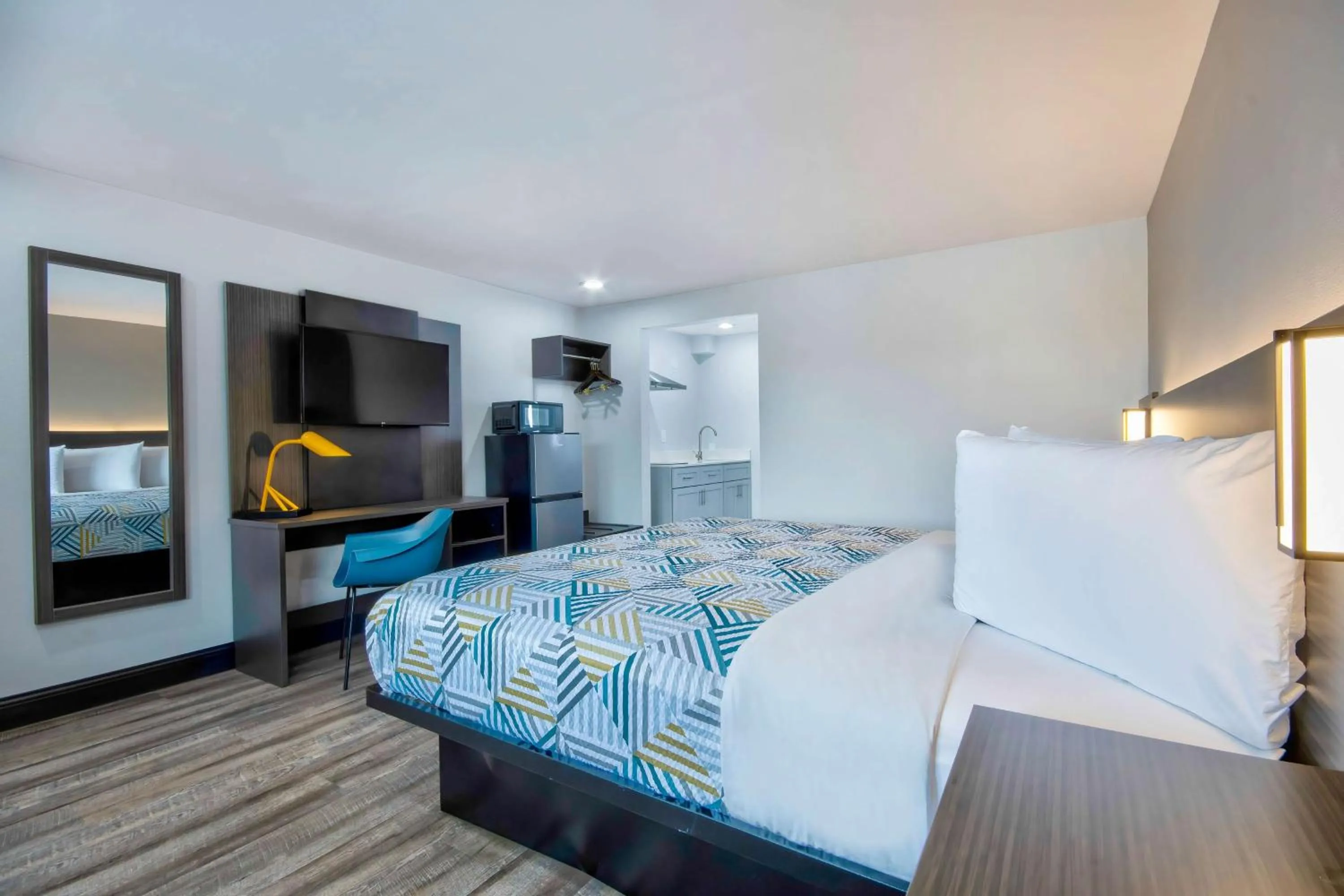 Bedroom, Bed in Studio 6 Eureka CA Old Town