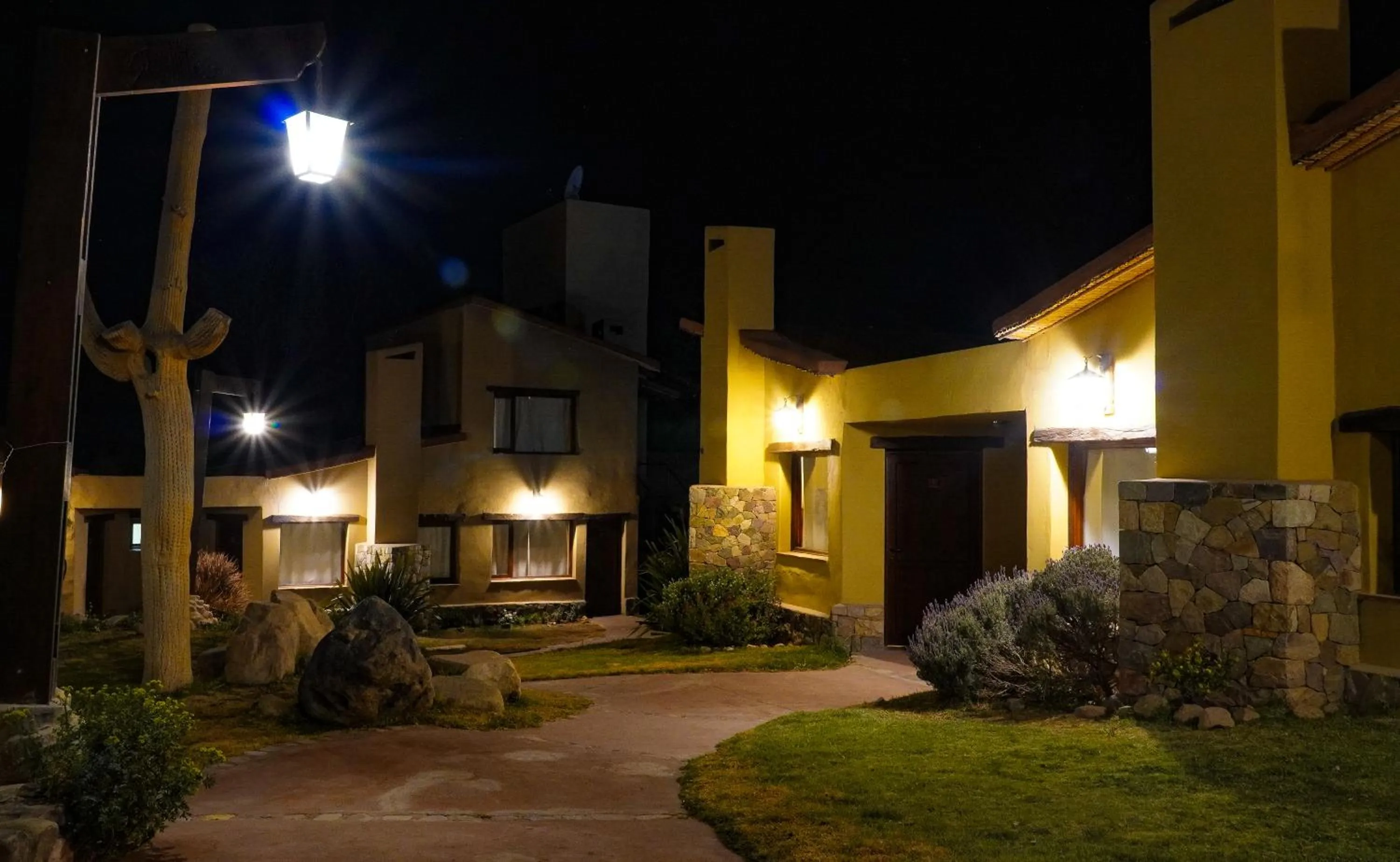 Property building in Hotel El Reposo Del Diablo