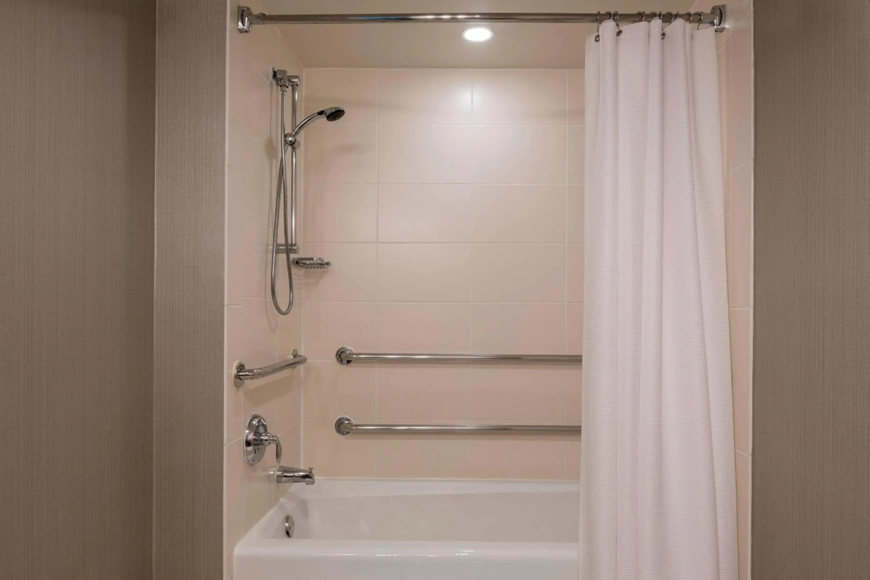 Concierge Level King Room with Adapted Tub - Mobility Accessible in Falls Church Marriott Fairview Park Concierge Level King Room with Adapted Tub - Mobility Accessible in Falls Church Marriott Fairview Park