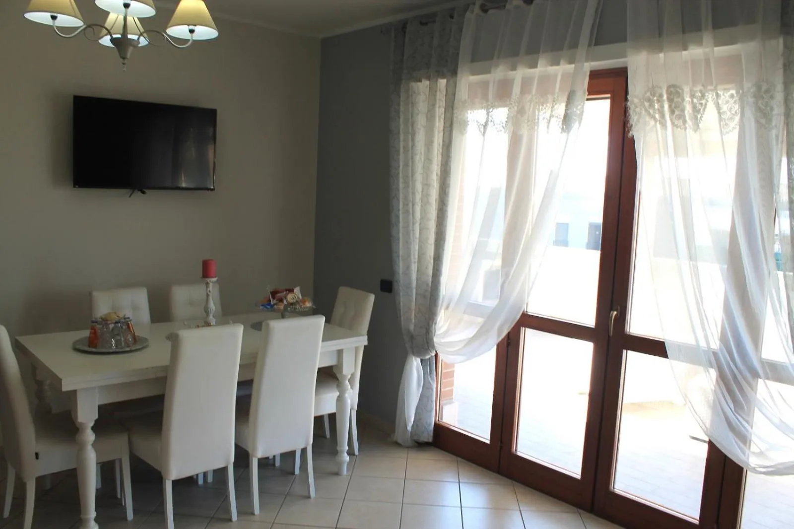 Communal lounge/ TV room in Giramondo LuxeFierairport