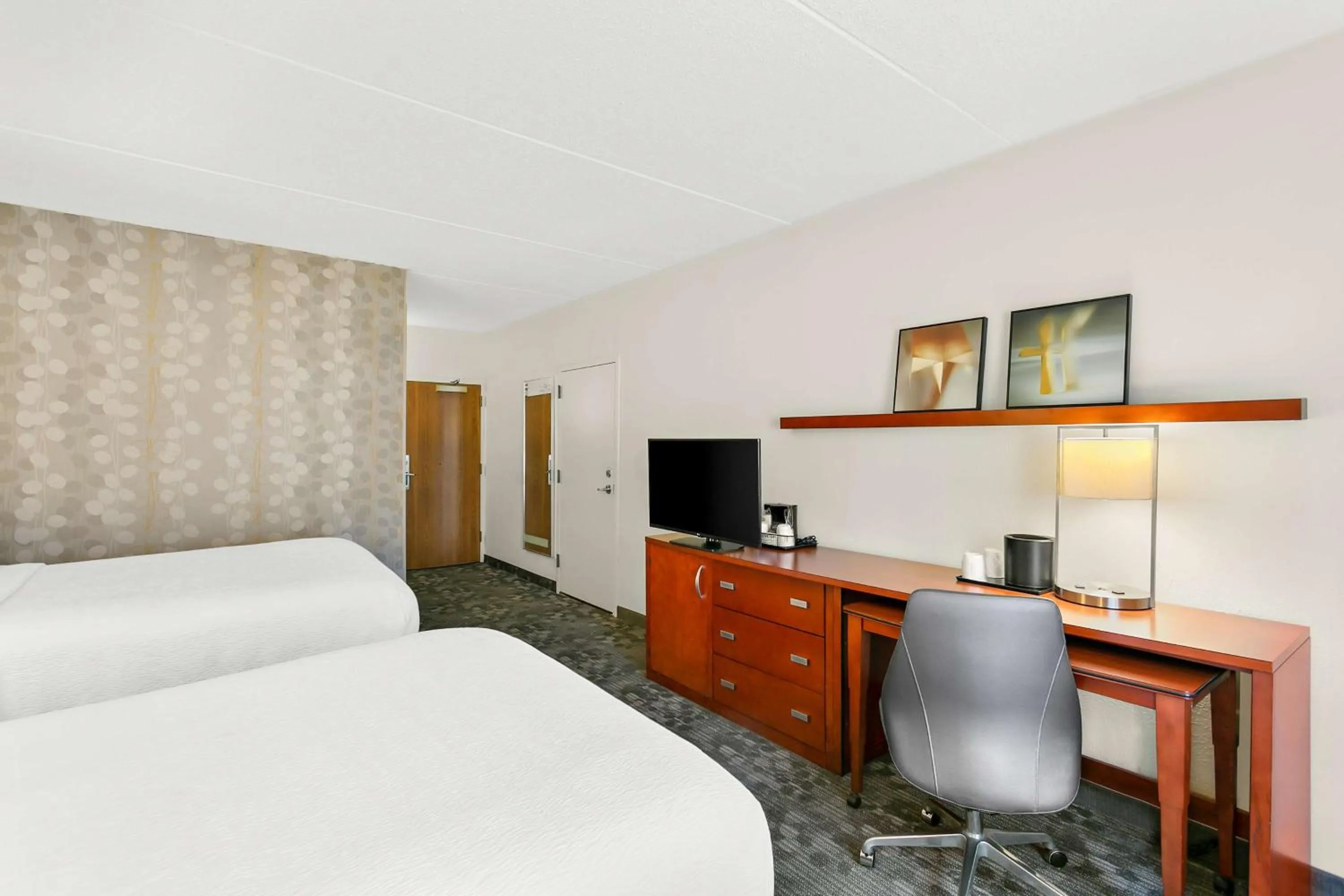 Bedroom, Bed in Sonesta Select Greenbelt College Park