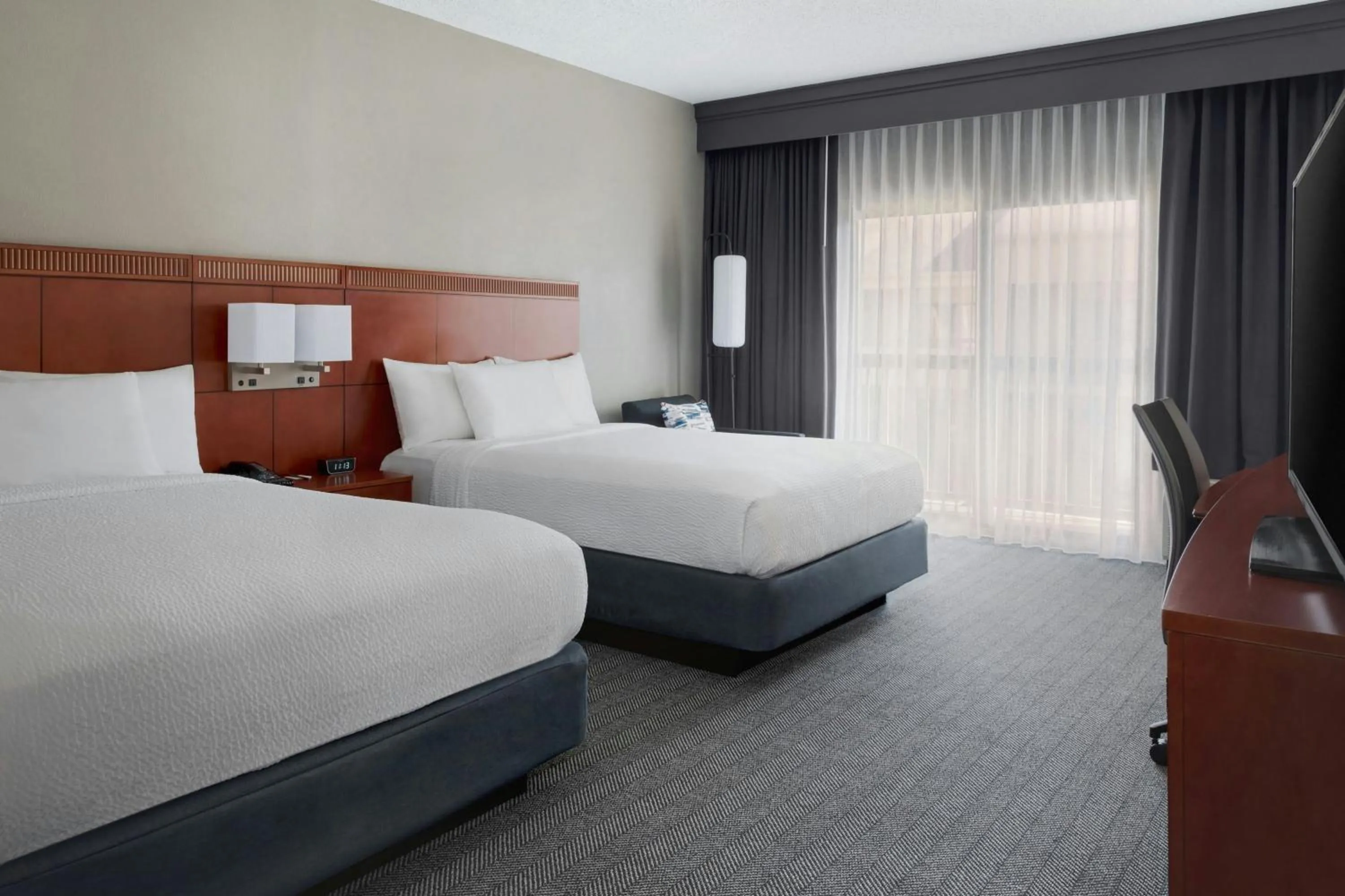 Photo of the whole room, Bed in Courtyard by Marriott New Carrollton Landover