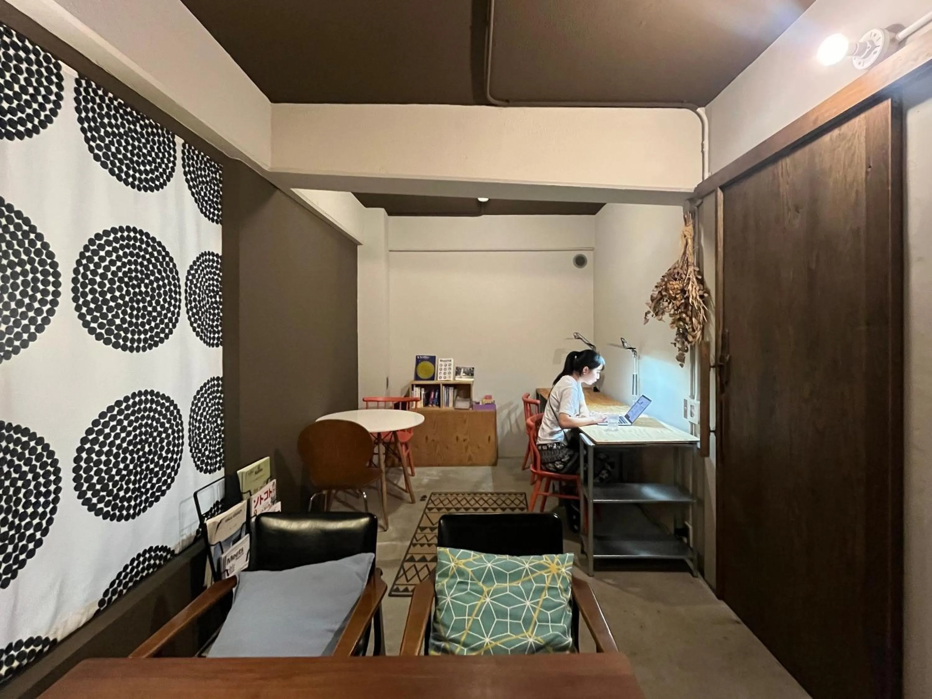 Communal lounge/ TV room in Hostel Niniroom