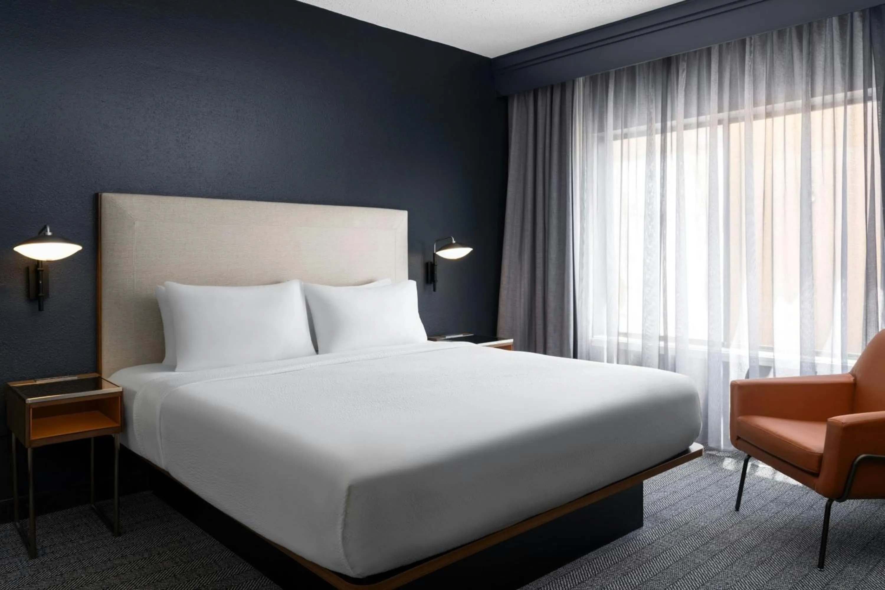 Photo of the whole room, Bed in Courtyard Birmingham Hoover