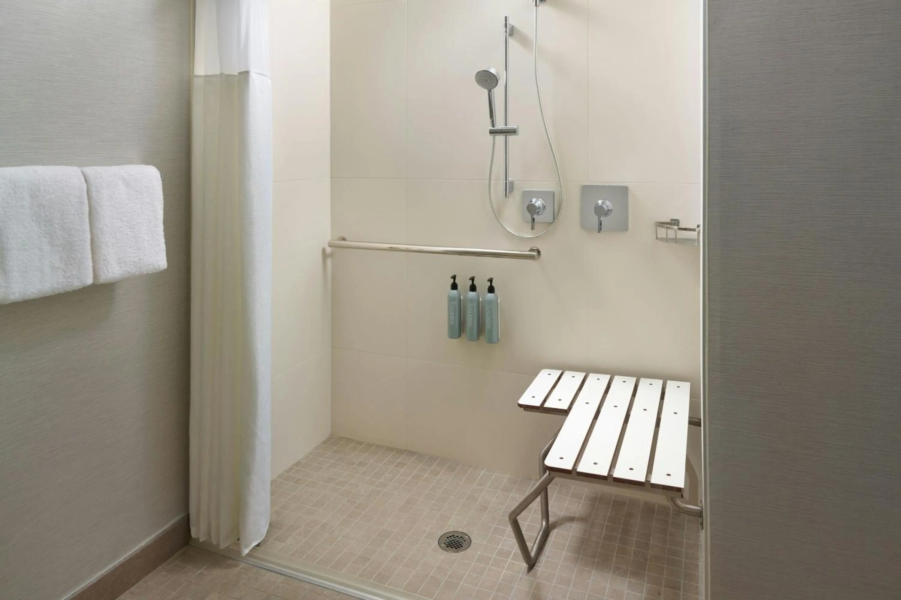 Bathroom in Courtyard by Marriott Birmingham Homewood