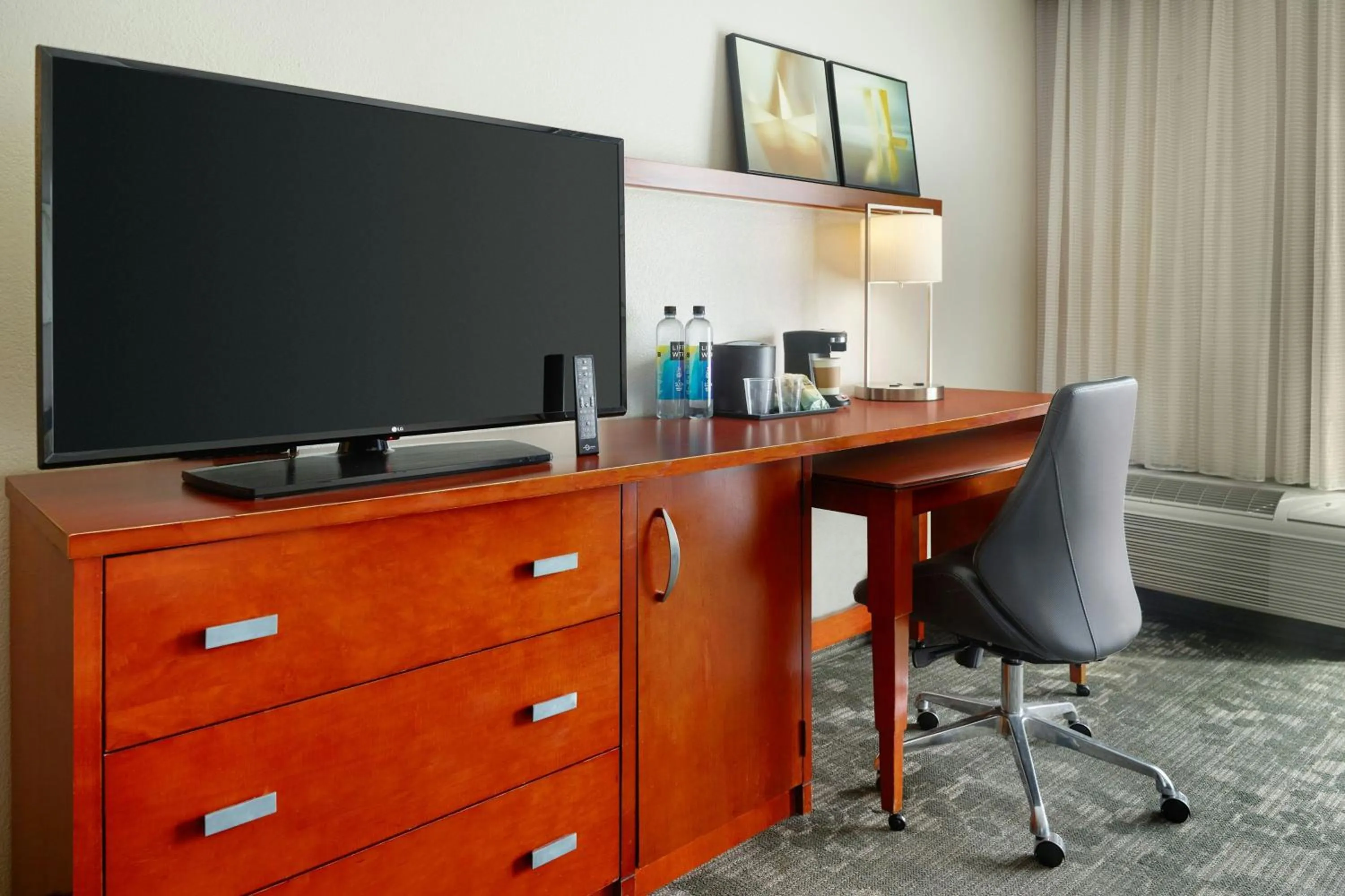 Photo of the whole room in Courtyard by Marriott Birmingham Homewood