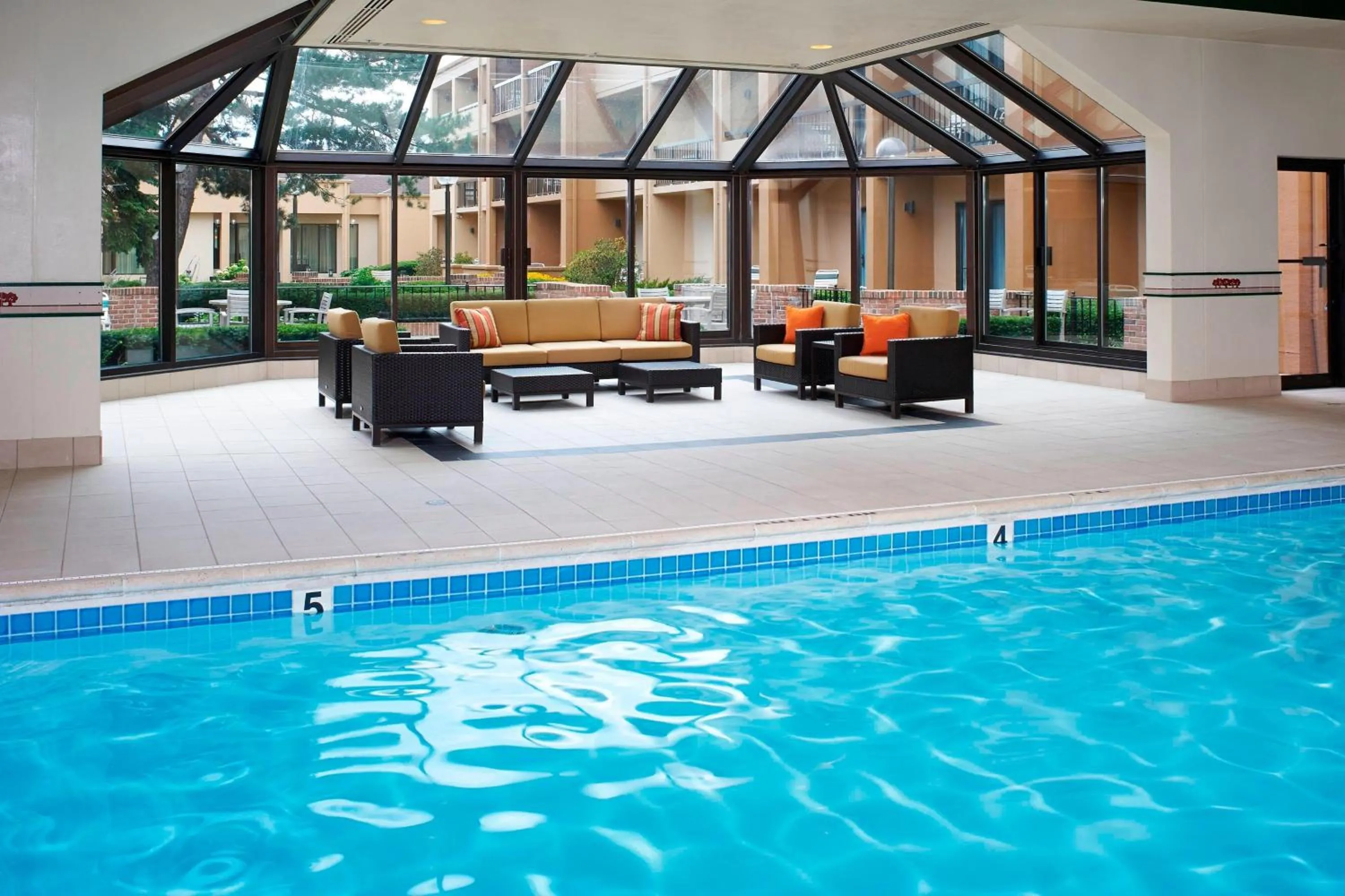 Swimming pool in Courtyard Chicago Arlington Heights/South