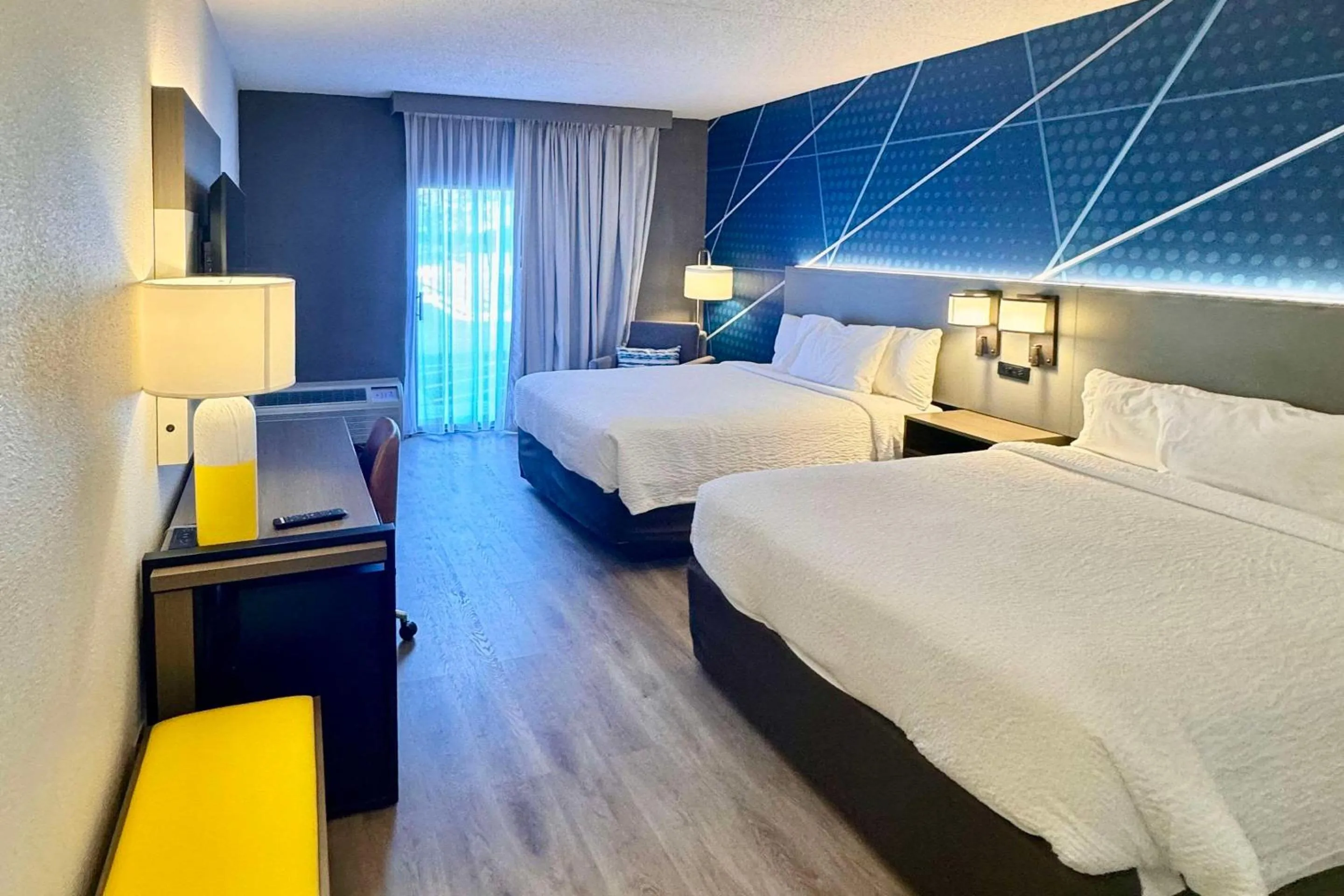 Bedroom, Bed in Sonesta Select Arlington Heights