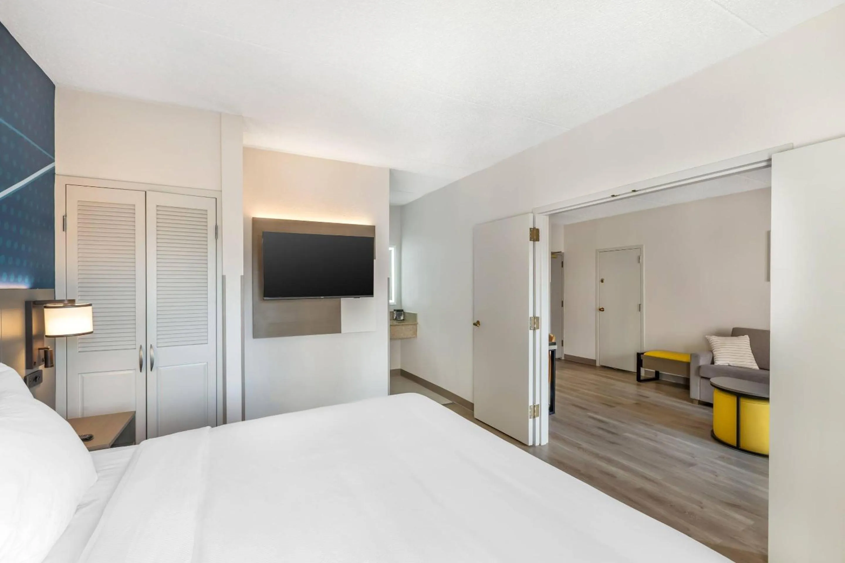 Bedroom, Bed in Comfort Inn & Suites Arlington Heights - Buffalo Grove