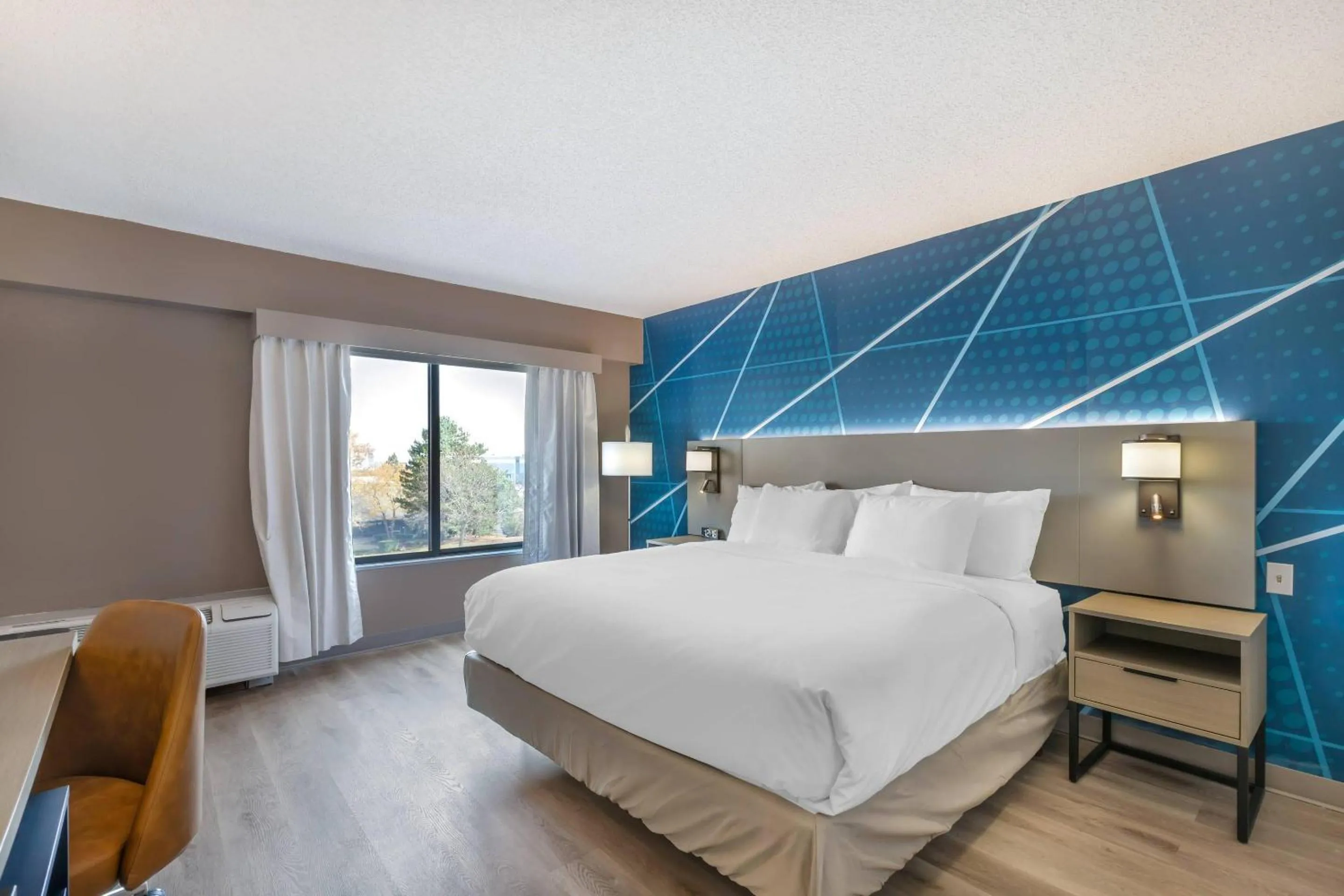 Bedroom, Bed in Comfort Inn & Suites Arlington Heights - Buffalo Grove