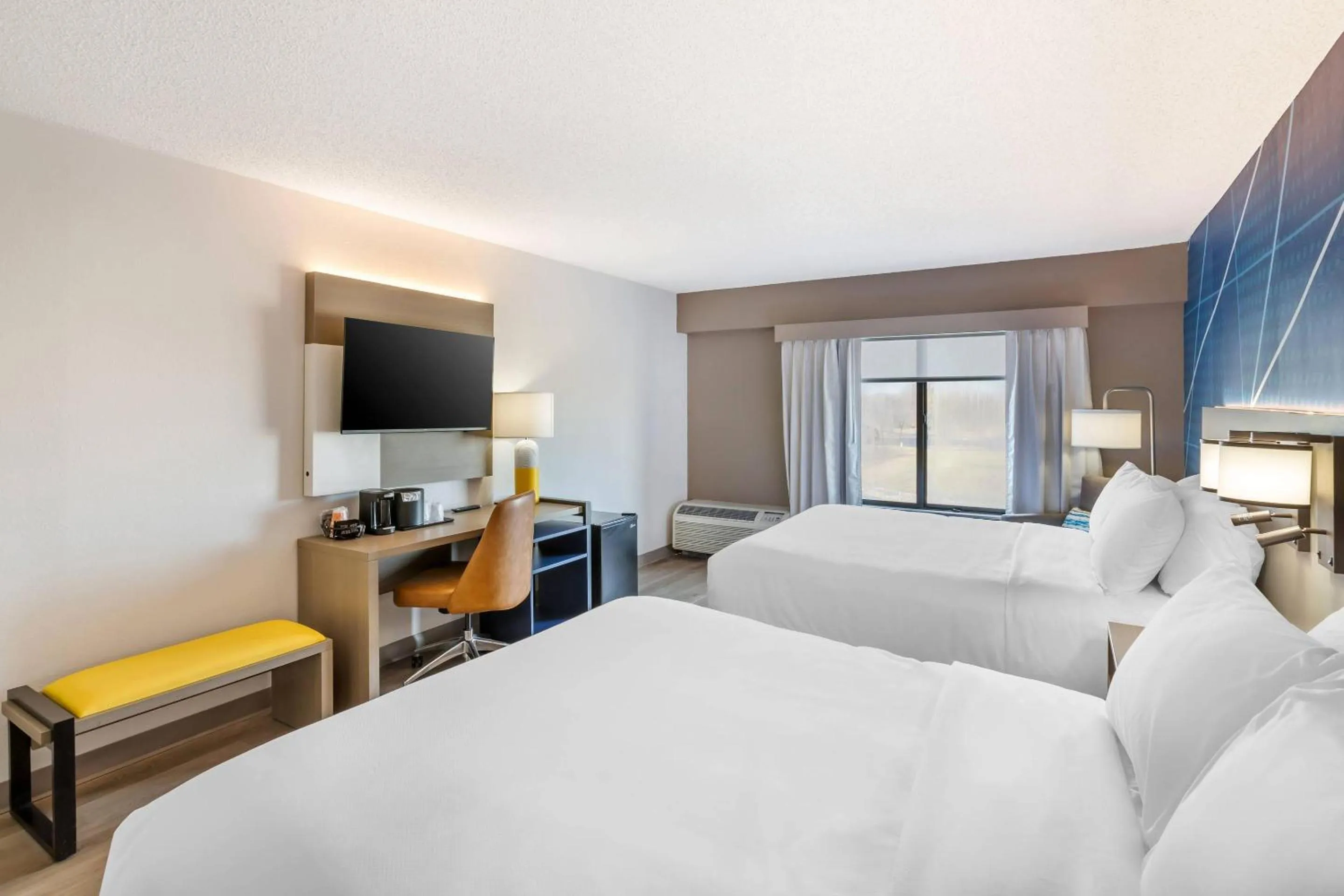 Bedroom, Bed in Comfort Inn & Suites Arlington Heights - Buffalo Grove