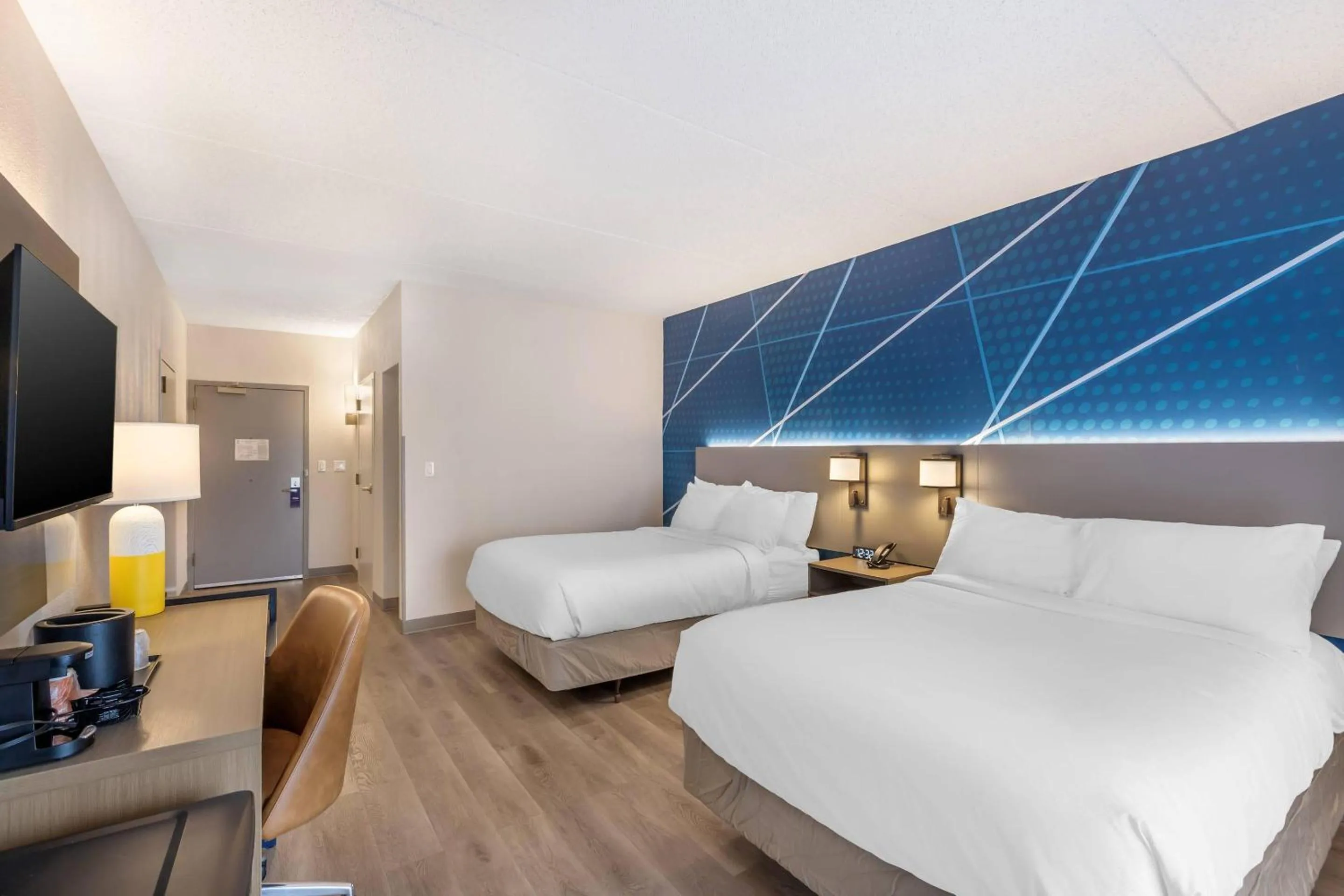 Bedroom, Bed in Comfort Inn & Suites Arlington Heights - Buffalo Grove