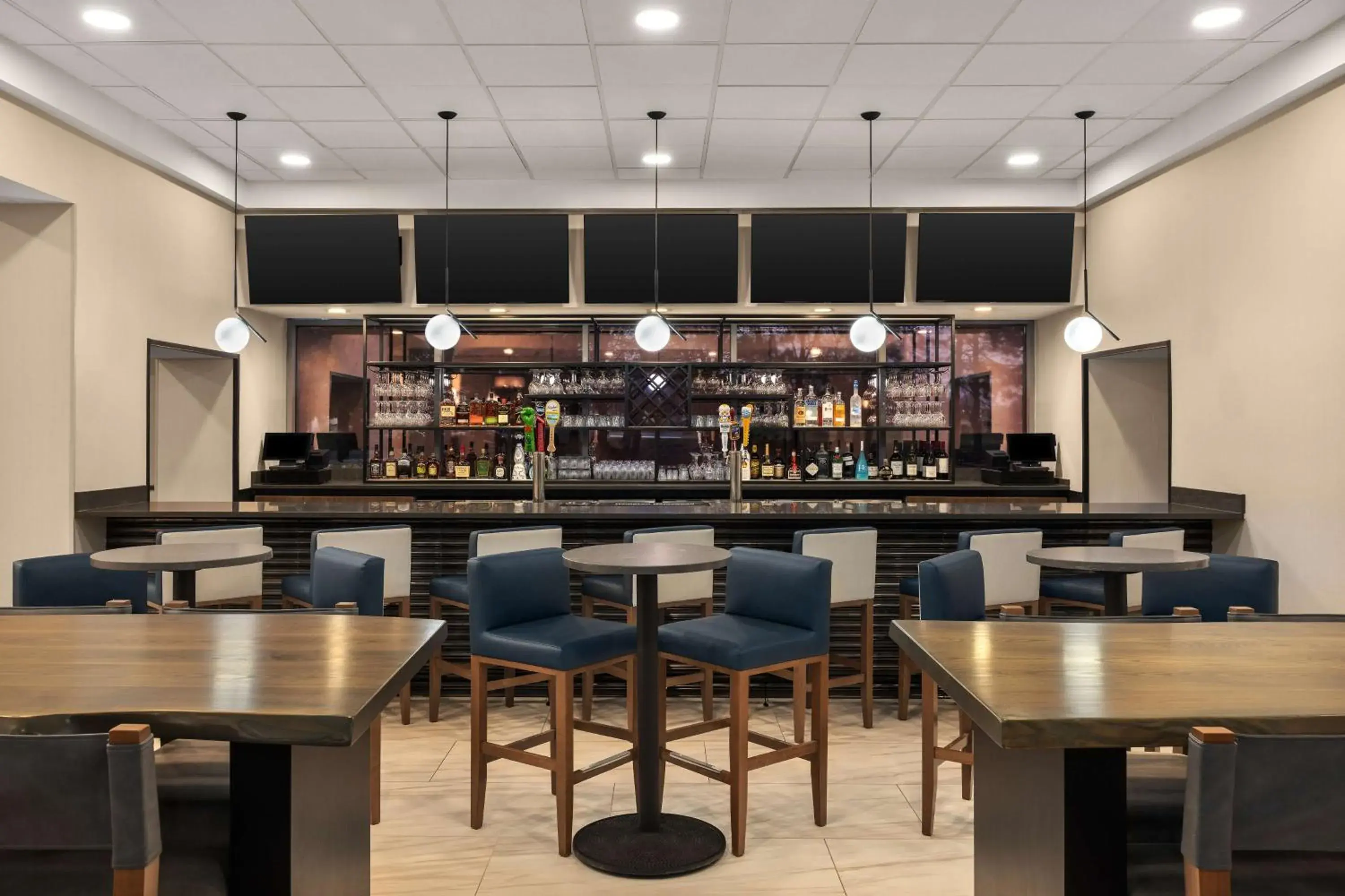 Lounge or bar in Hampton Inn & Suites Downers Grove Chicago Lounge or bar in Hampton Inn & Suites Downers Grove Chicago