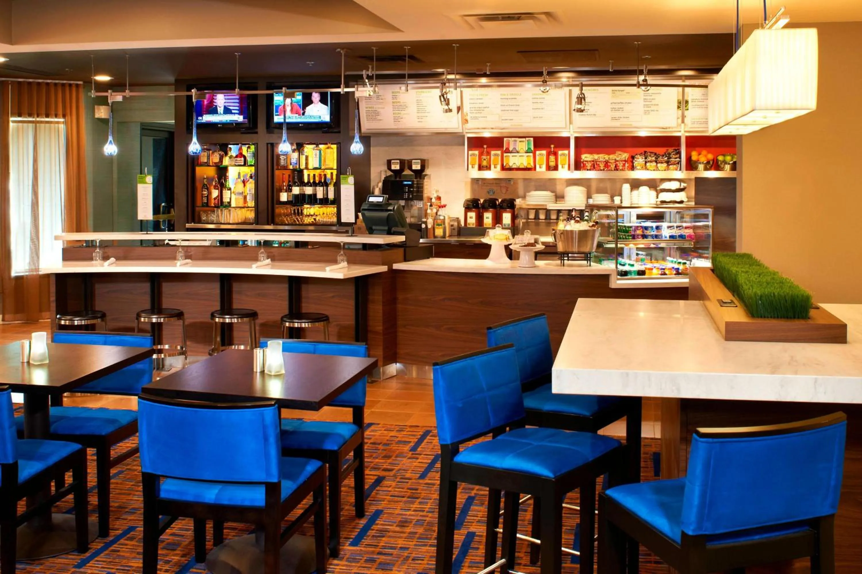 Restaurant/places to eat in Courtyard by Marriott Cleveland Westlake