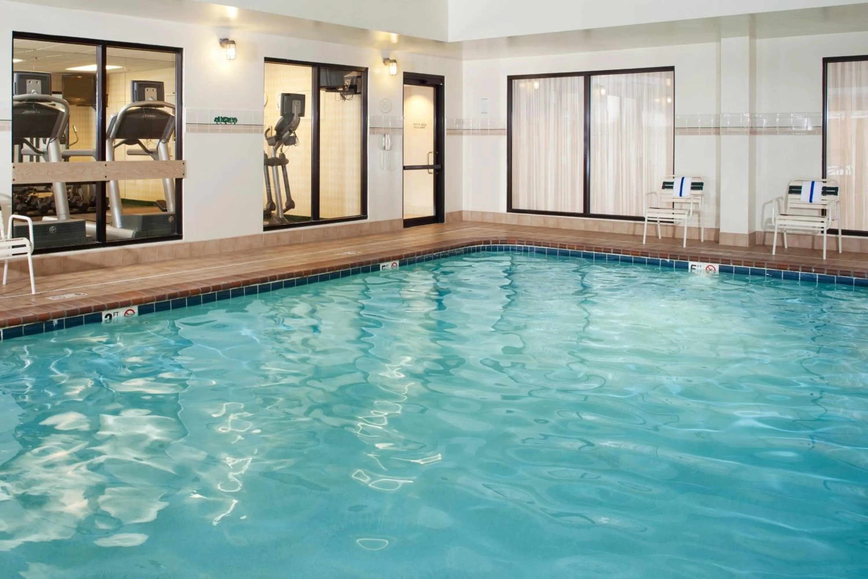 Swimming pool in Courtyard by Marriott Cleveland Westlake