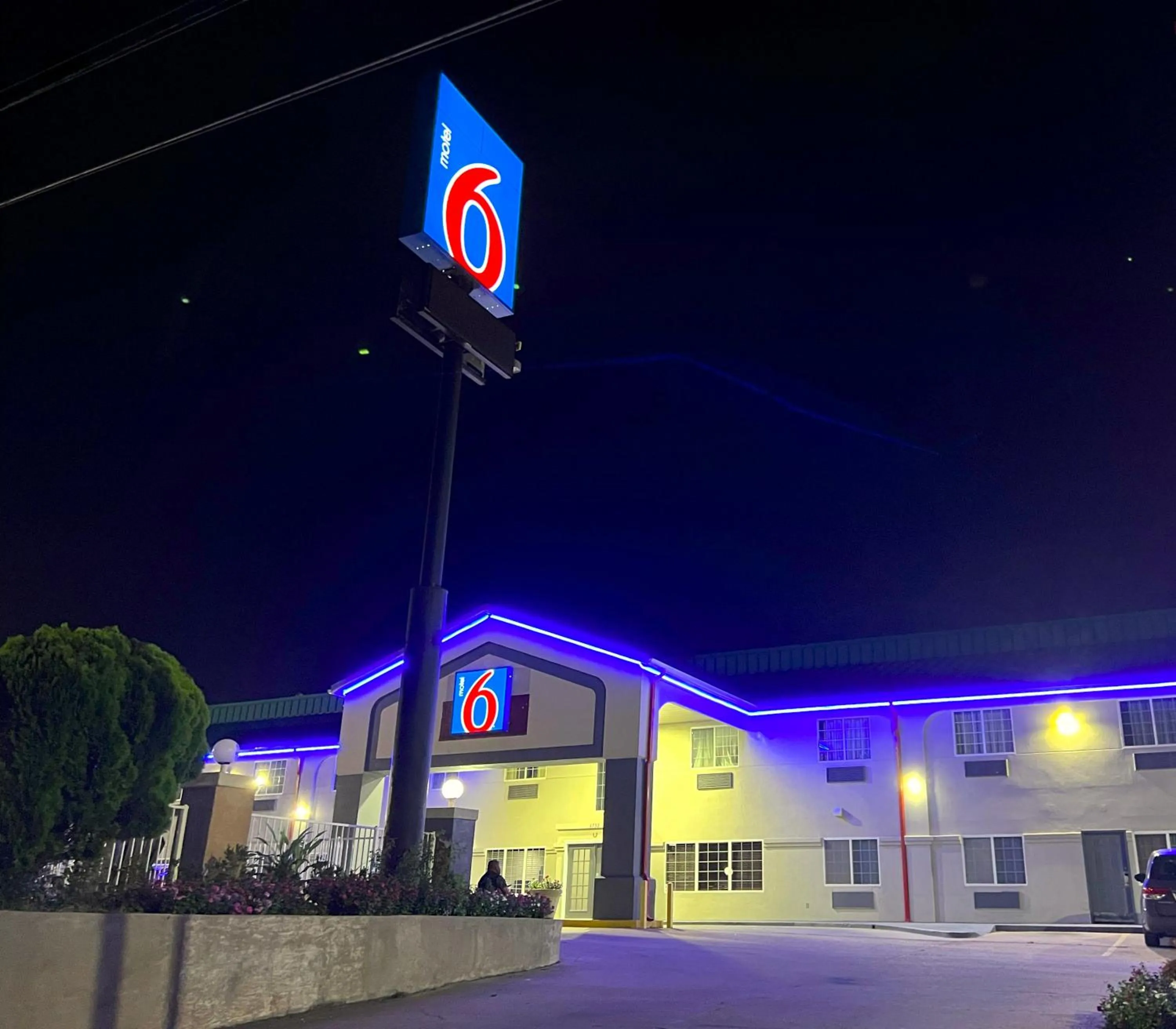 Property building in Motel 6 Tulsa, OK Airport