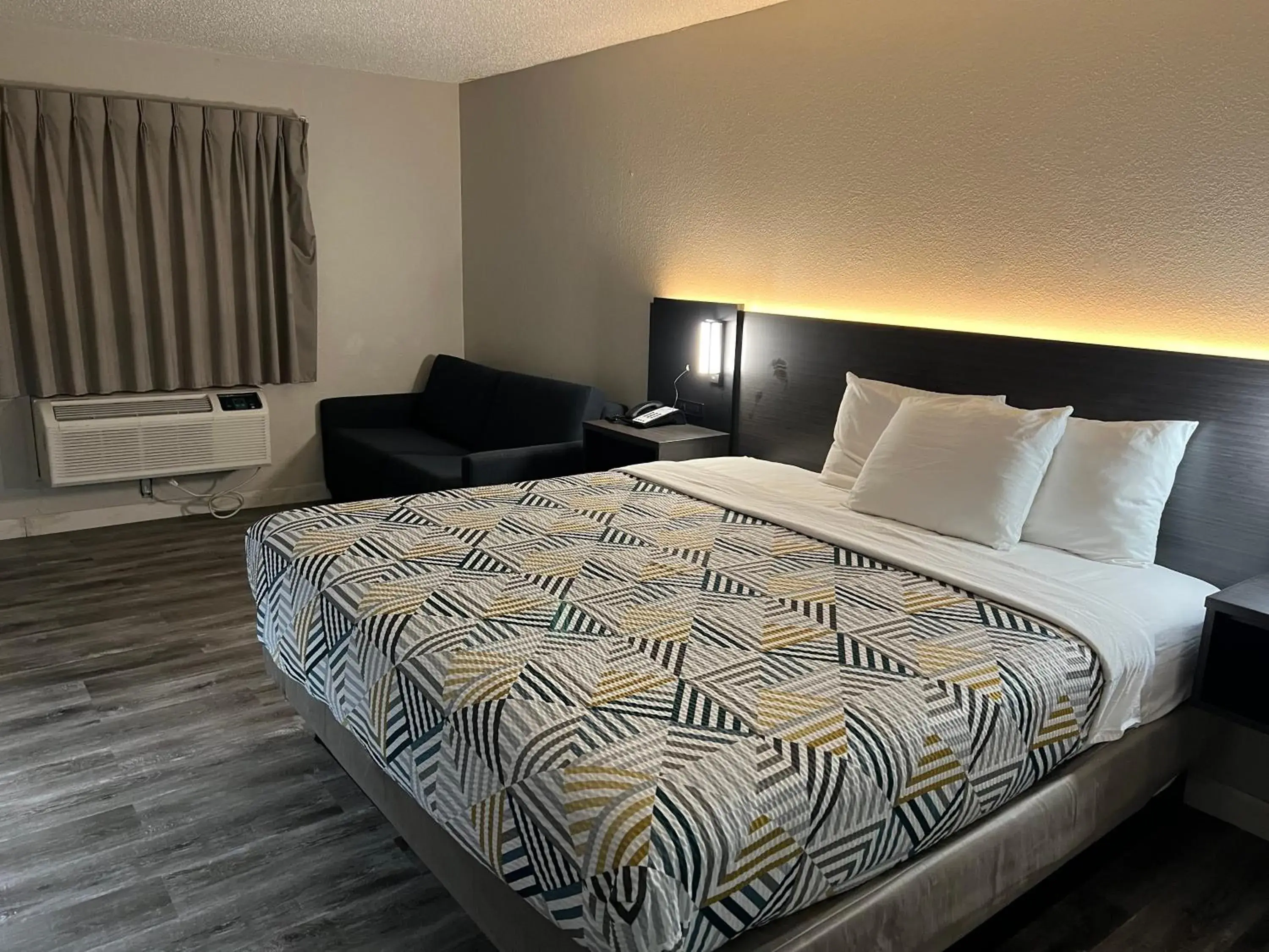 Bedroom, Bed in Motel 6 Tulsa, OK Airport Bedroom, Bed in Motel 6 Tulsa, OK Airport