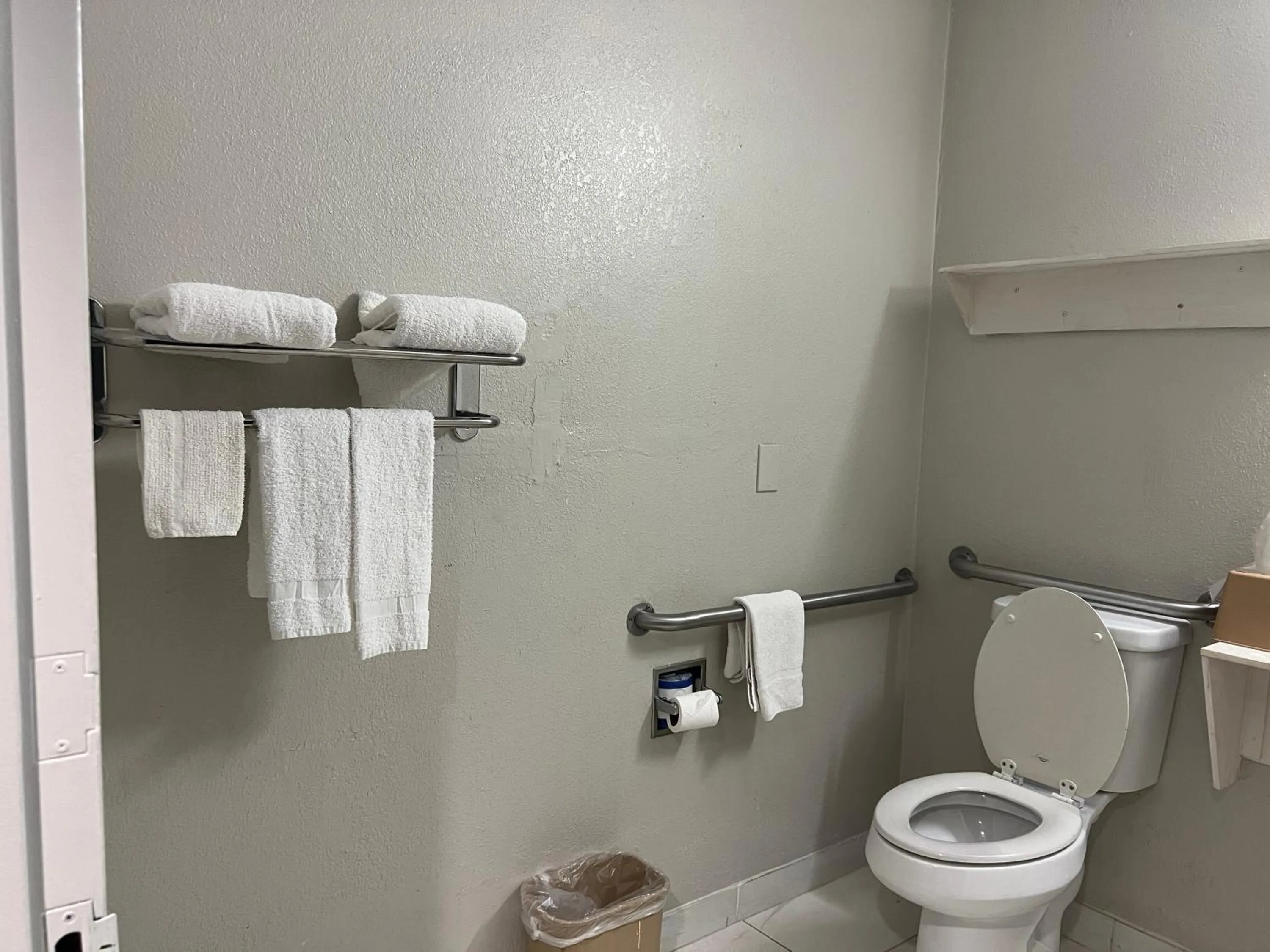Bathroom in Motel 6 Tulsa, OK Airport