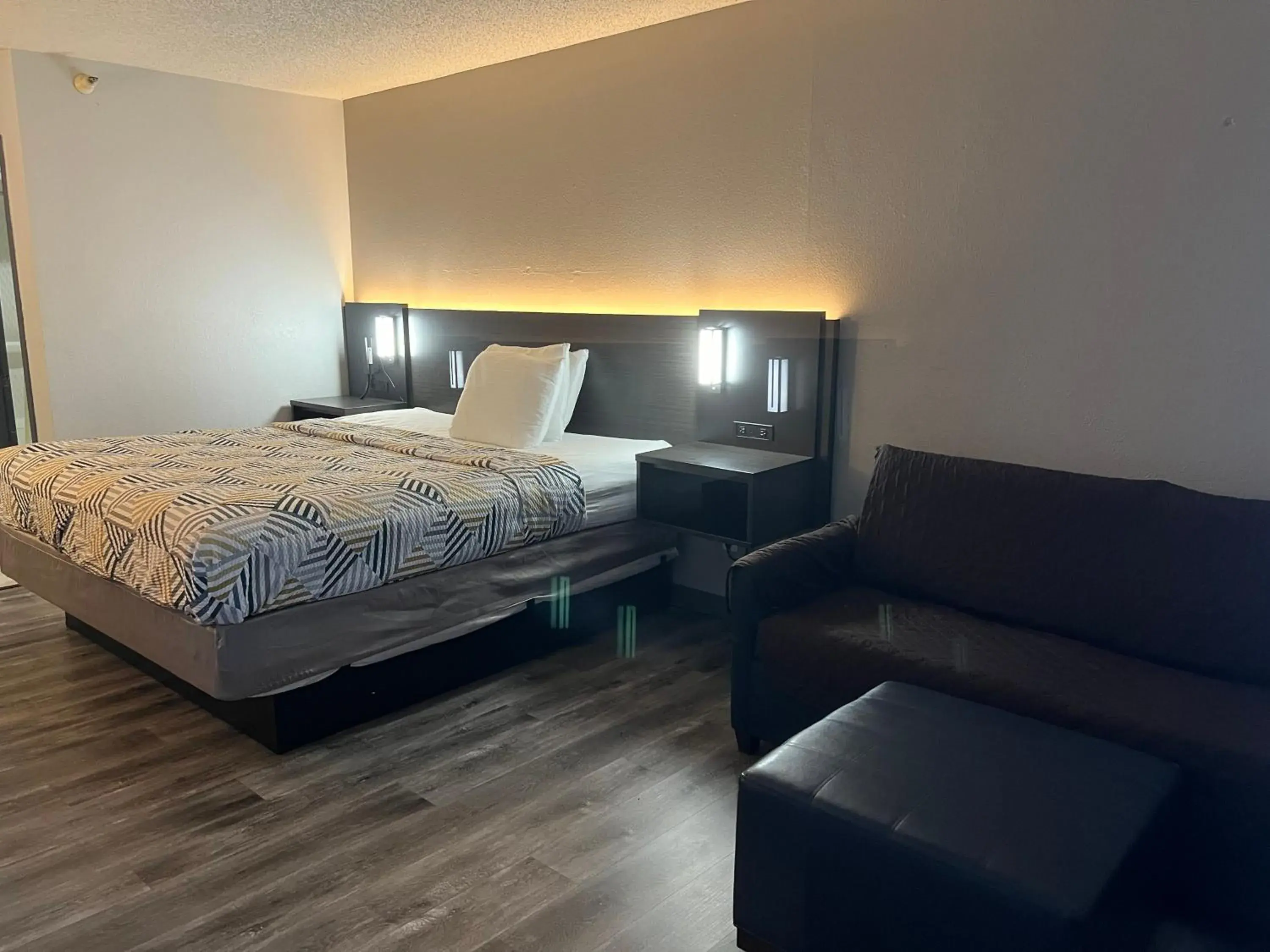 Bedroom, Bed in Motel 6 Tulsa, OK Airport Bedroom, Bed in Motel 6 Tulsa, OK Airport