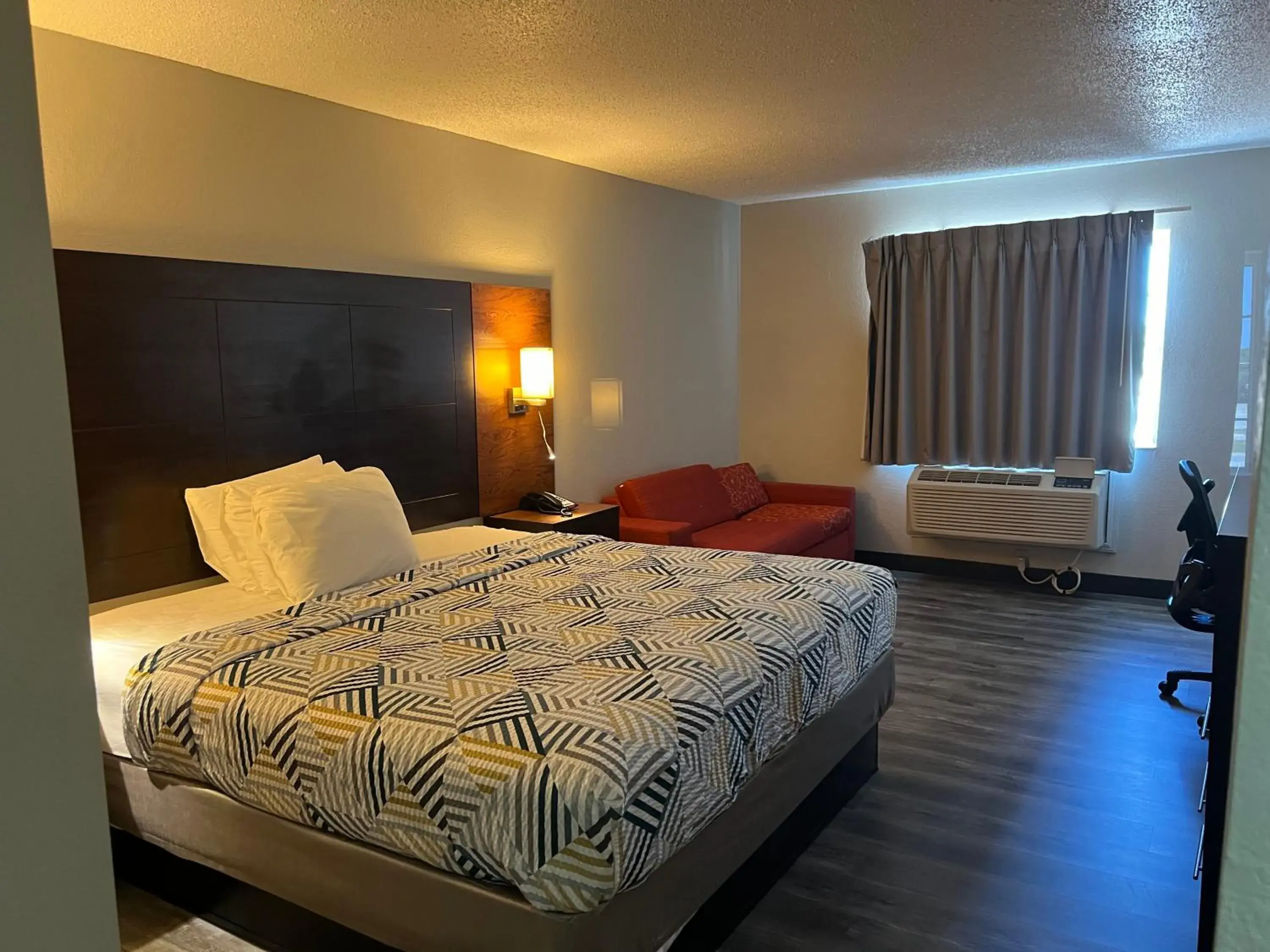 Bedroom, Bed in Motel 6 Tulsa, OK Airport Bedroom, Bed in Motel 6 Tulsa, OK Airport