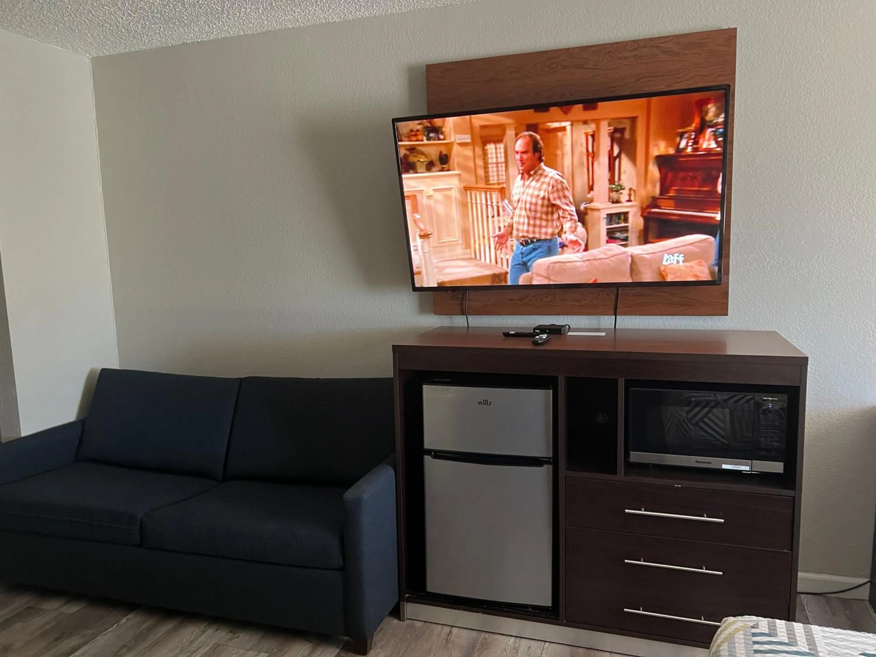 TV and multimedia in Motel 6 Tulsa, OK Airport