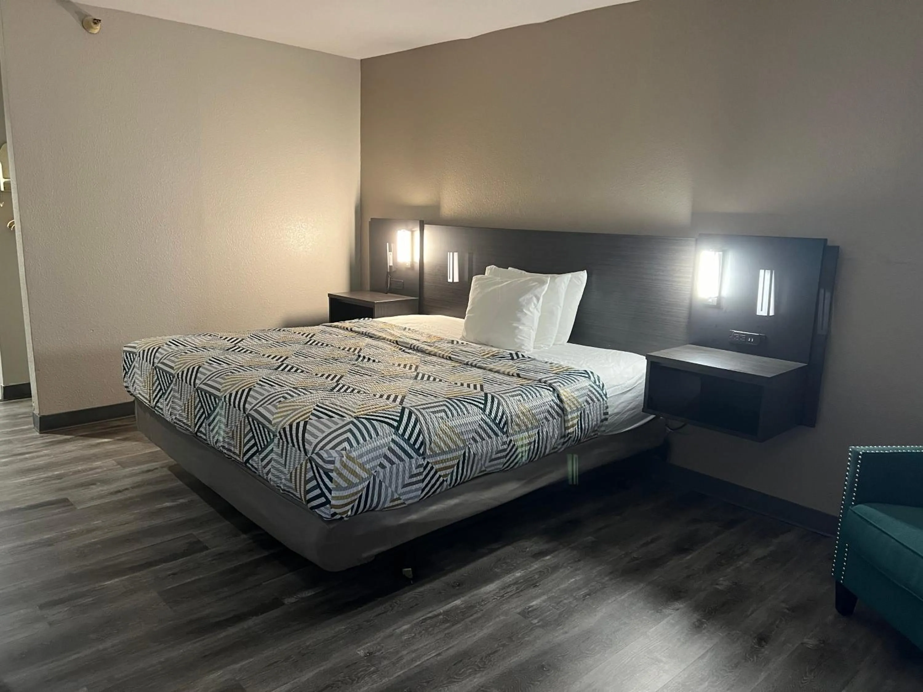 Bedroom, Bed in Motel 6 Tulsa, OK Airport