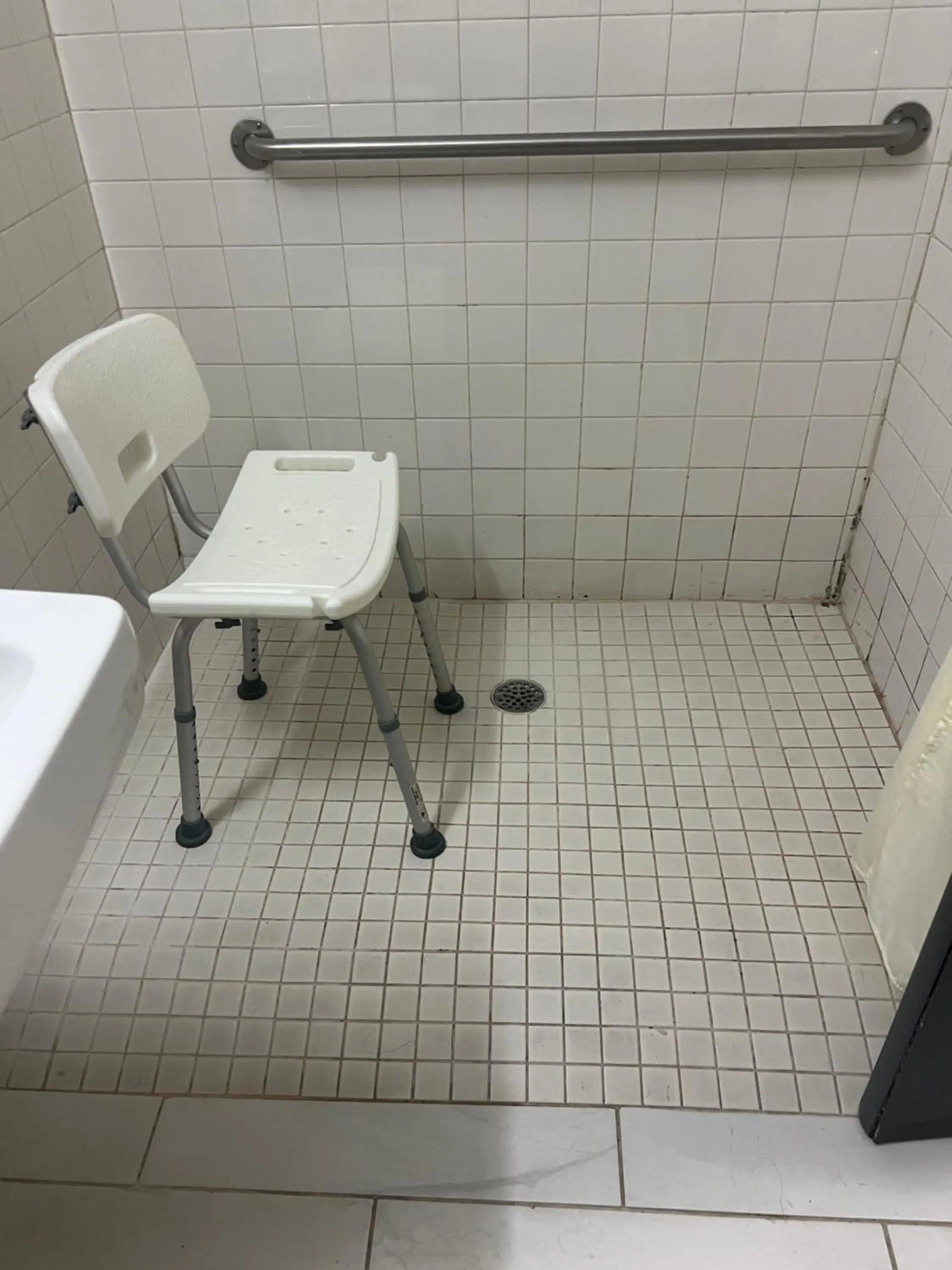 Bathroom in Motel 6 Tulsa, OK Airport