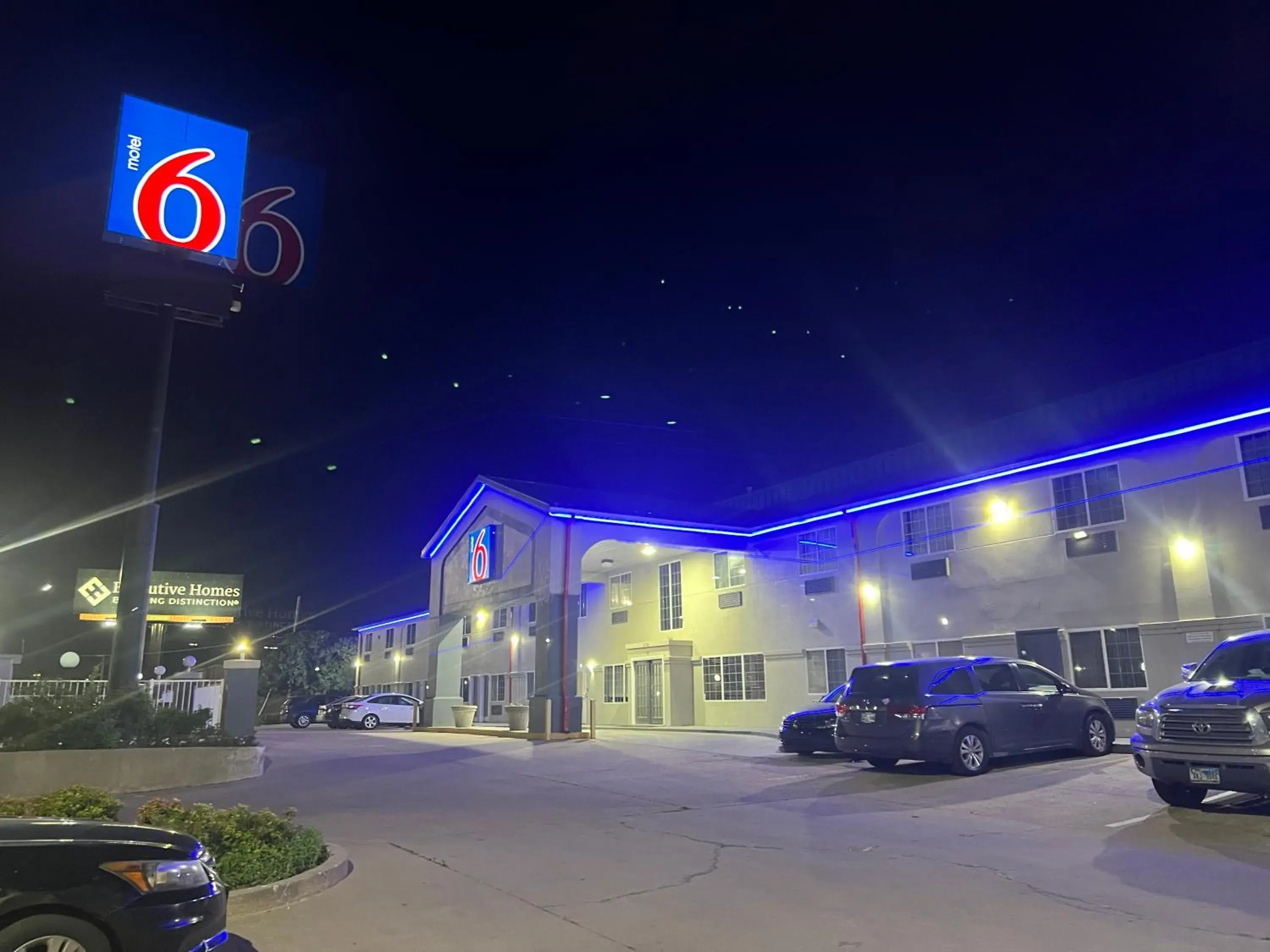 Property building in Motel 6 Tulsa, OK Airport Property building in Motel 6 Tulsa, OK Airport